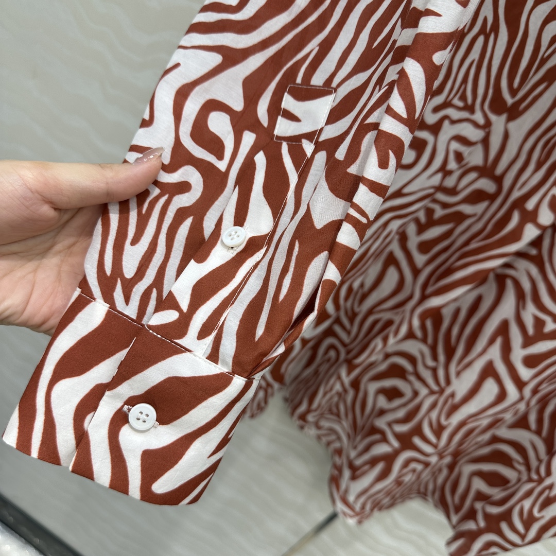 独家首发❤️原单品质，BC老钱风穿搭！白富美必入度假风长衬衫连衣裙多种穿搭。府绸棉撞色领，优雅斑马纹印花