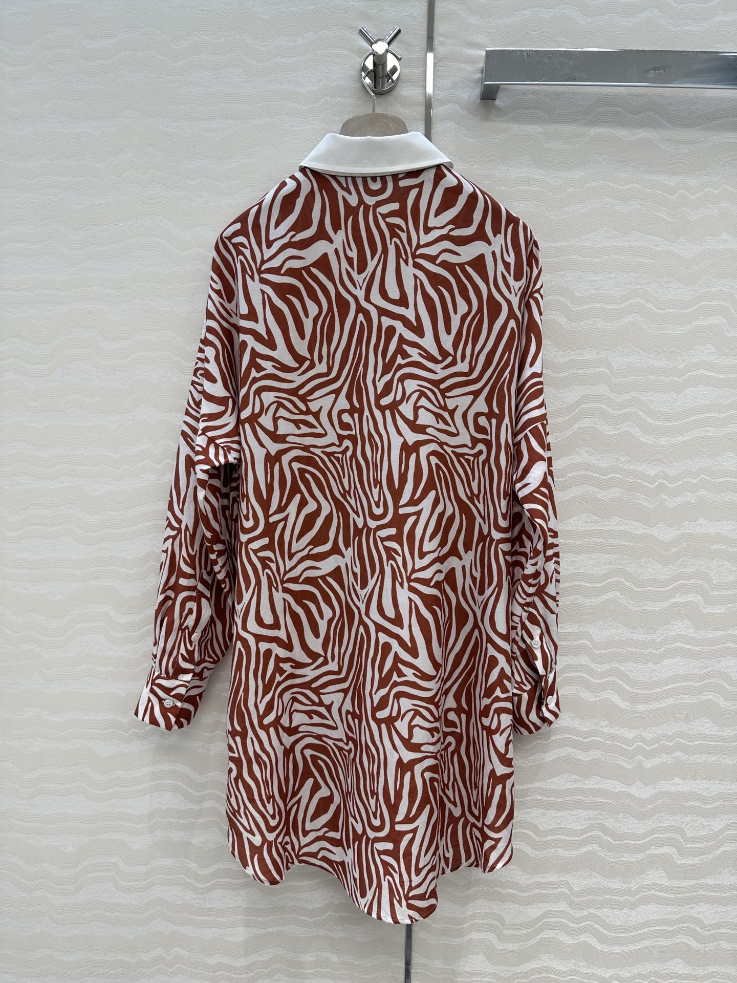 独家首发❤️原单品质，BC老钱风穿搭！白富美必入度假风长衬衫连衣裙多种穿搭。府绸棉撞色领，优雅斑马纹印花