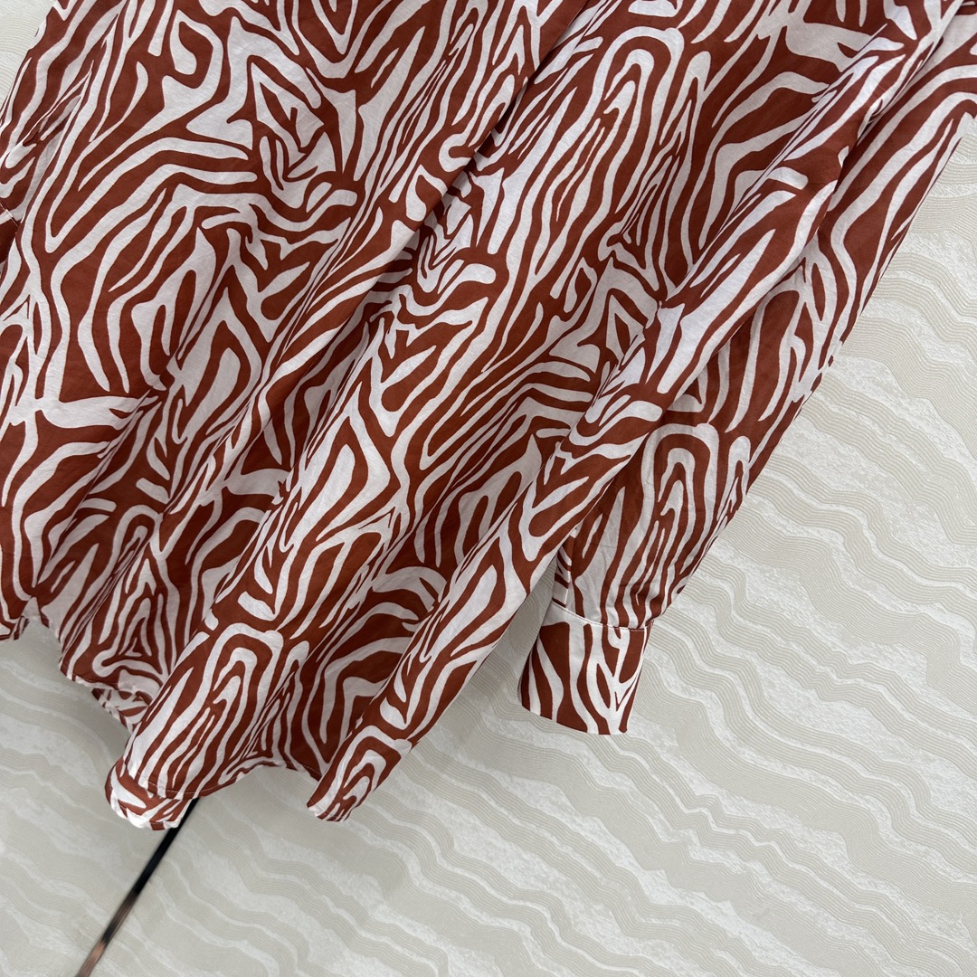 独家首发❤️原单品质，BC老钱风穿搭！白富美必入度假风长衬衫连衣裙多种穿搭。府绸棉撞色领，优雅斑马纹印花