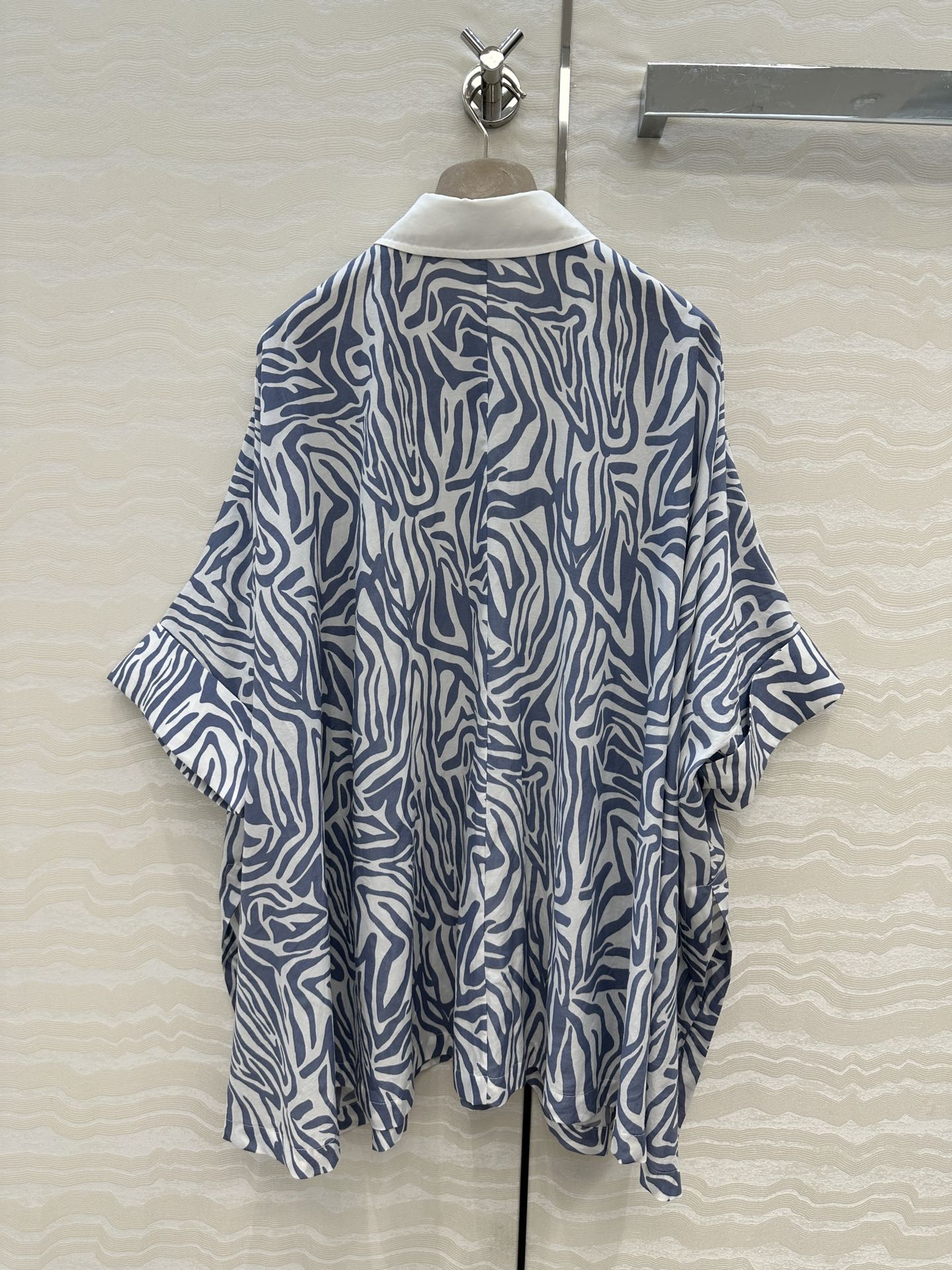 独家首发❤️原单品质，BC老钱风穿搭！白富美必入度假风大衬衫披肩连衣裙多种穿搭。府绸棉撞色领，优雅斑马纹