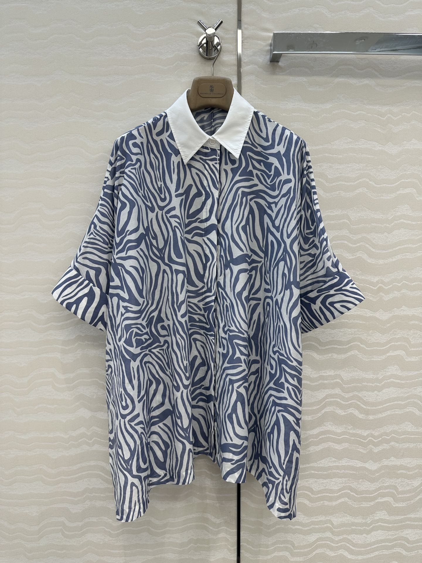 独家首发❤️原单品质，BC老钱风穿搭！白富美必入度假风大衬衫披肩连衣裙多种穿搭。府绸棉撞色领，优雅斑马纹