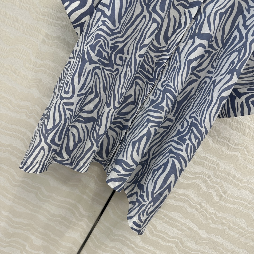 独家首发❤️原单品质，BC老钱风穿搭！白富美必入度假风大衬衫披肩连衣裙多种穿搭。府绸棉撞色领，优雅斑马纹