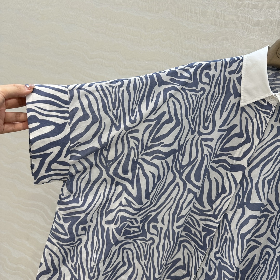 独家首发❤️原单品质，BC老钱风穿搭！白富美必入度假风大衬衫披肩连衣裙多种穿搭。府绸棉撞色领，优雅斑马纹