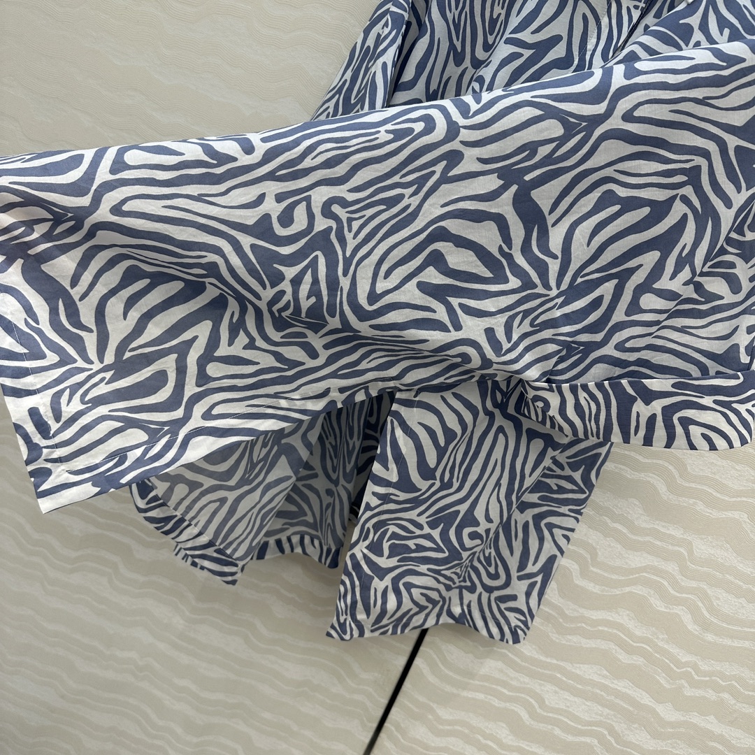 独家首发❤️原单品质，BC老钱风穿搭！白富美必入度假风大衬衫披肩连衣裙多种穿搭。府绸棉撞色领，优雅斑马纹