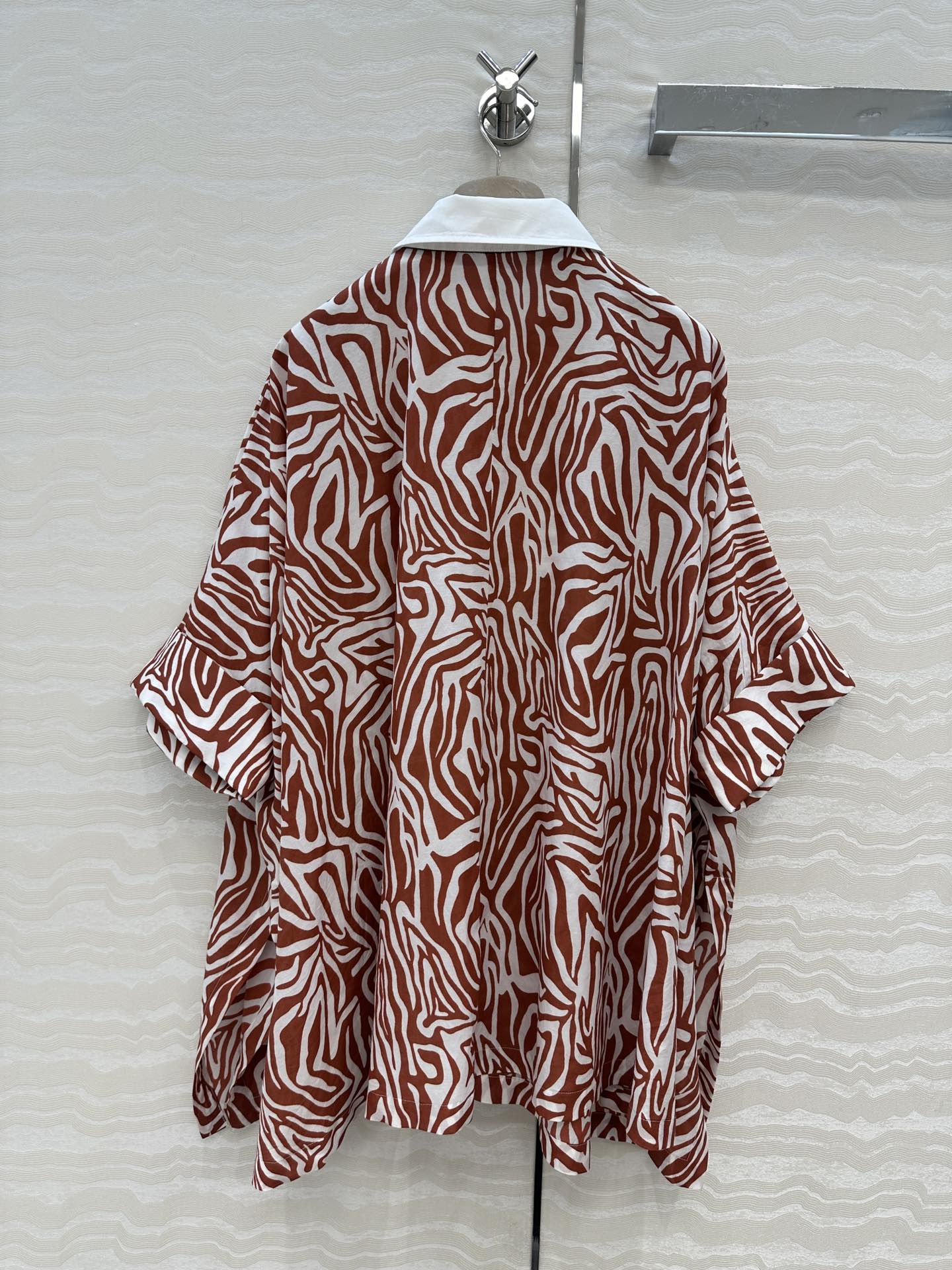 独家首发❤️原单品质，BC老钱风穿搭！白富美必入度假风大衬衫披肩连衣裙多种穿搭。府绸棉撞色领，优雅斑马纹