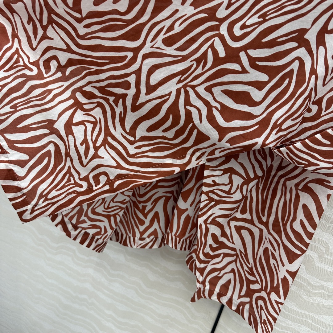 独家首发❤️原单品质，BC老钱风穿搭！白富美必入度假风大衬衫披肩连衣裙多种穿搭。府绸棉撞色领，优雅斑马纹