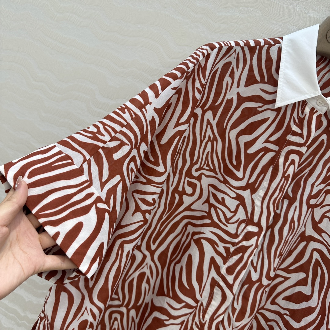 独家首发❤️原单品质，BC老钱风穿搭！白富美必入度假风大衬衫披肩连衣裙多种穿搭。府绸棉撞色领，优雅斑马纹