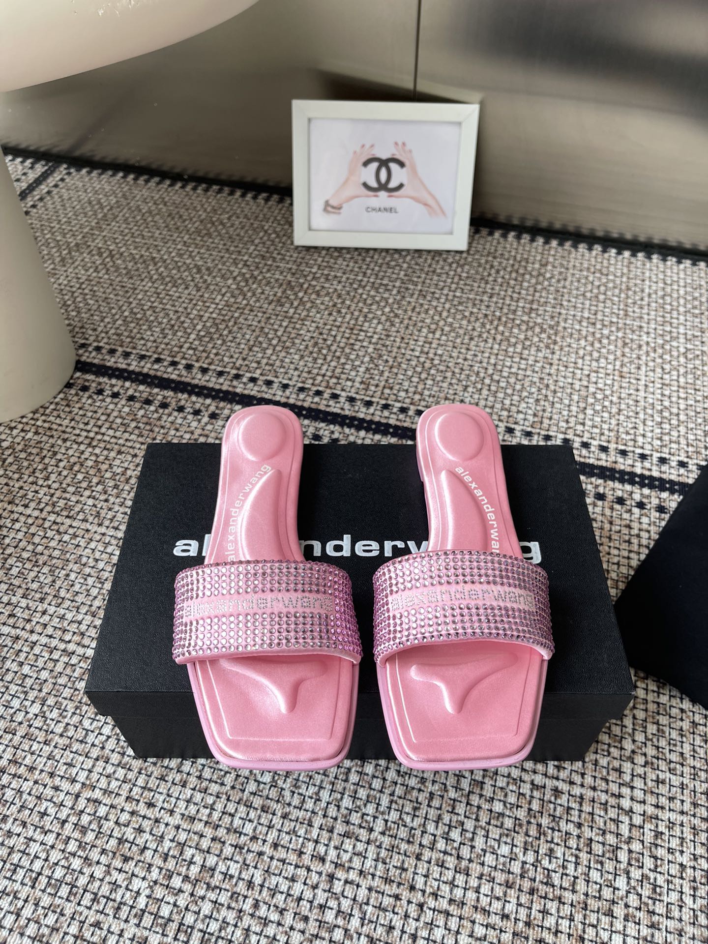 NO:511871,Alexander Wang New Spring and Summer Style Flat Sole Slippers The whole pair of shoes is purchased and developed by Zp, all customized materials, exclusive mold opening sole, all details are shipped together, and even the packaging is the same as the genuine one. Original custom Italian leather sole size 35-40 (40 custom made without return and exchange), slippers, alexander wang, slippers, Leather soles19860909Alexander Wang 大王 春夏新款 平底 拖鞋 整双鞋子采购Zp开发打造,全部定制材料,独家开模大底,细节全部对版出货,连包装也做到跟正品一样 原版定制意大利真皮大底 码数35-40(40定做不退换),拖鞋,alexander wang,slippers,Leather soles,Women's Shoes