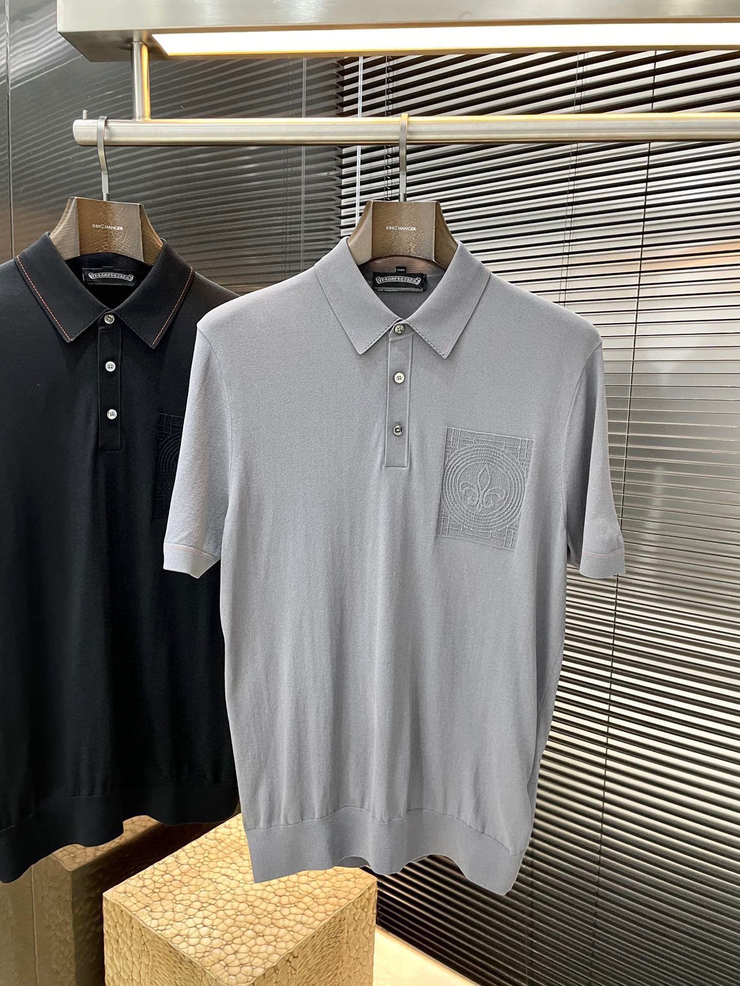 NO:458099,P Chrome Hear (Crow) has the latest POLO short-sleeved spring and summer 2025 POLO short-sleeved sleeves, using the latest Yilit fabric, soft feel, soft and comfortable ingredients, classic design style, special customization, simple cutting and splicing, reflecting the extraordinary craftsmanship of workers, full of high-end and fashionable feeling!  The style is quite good at casual and versatile. Size M-3XL, chrome hearts, chrome hearts, T-shirt, alexander wang19860909P  Chrome Hear（克罗）2025春夏最新款POLO短袖,采用最新伊力特面料 手感柔软、成分柔软舒适 经典设计风格 特殊定制 简单的裁剪方式拼接,体现出工人不凡的工艺,高端时尚感十足！版型相当赞休闲百搭款.尺码 M-3XL,,chrome hearts,chrome hearts,T-shirt,alexander wang,Men's clothing