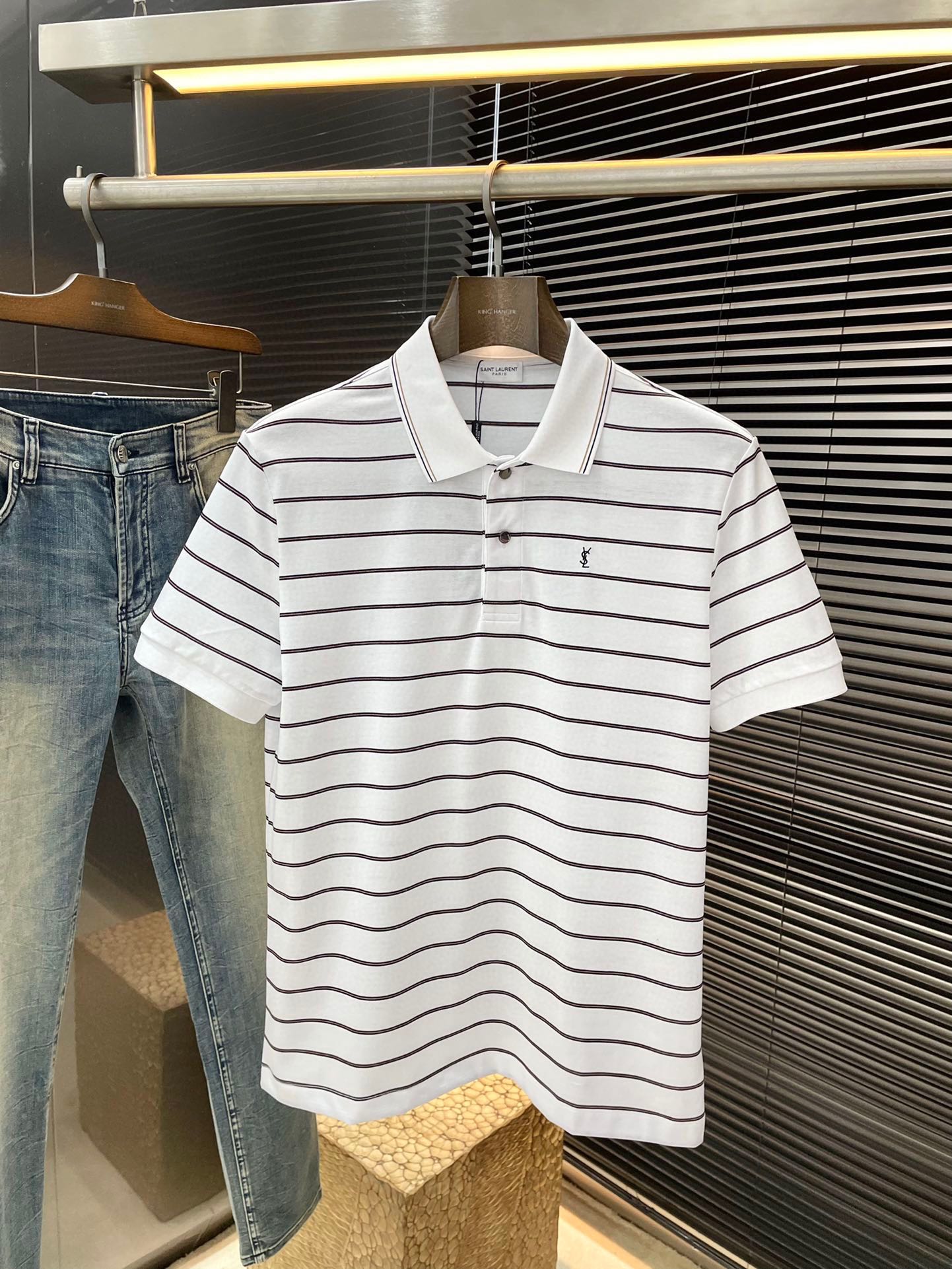 NO:458105,P Saint Laurent (Saint Laurent) The latest POLO short-sleeved sleeves in spring and summer 2025, using the latest beaded floor fabric, resistant to washing and not fading easily, soft and comfortable in touch, classic design style, special customization, simple cutting and splicing, reflecting the extraordinary craftsmanship of workers, full of high-end and fashionable feeling!  The style is quite good at casual and versatile. Size M-3XL, saint laurent, saint laurent, T-shirt, alexander wang19860909P  Saint Laurent（圣罗兰） 2025年春夏最新款POLO短袖,采用最新珠地面料,耐水洗不易掉色,手感柔软、成分柔软舒适 经典设计风格 特殊定制 简单的裁剪方式拼接,体现出工人不凡的工艺,高端时尚感十足！版型相当赞休闲百搭款.尺码 M-3XL,,saint laurent,saint laurent,T-shirt,alexander wang,Men's clothing