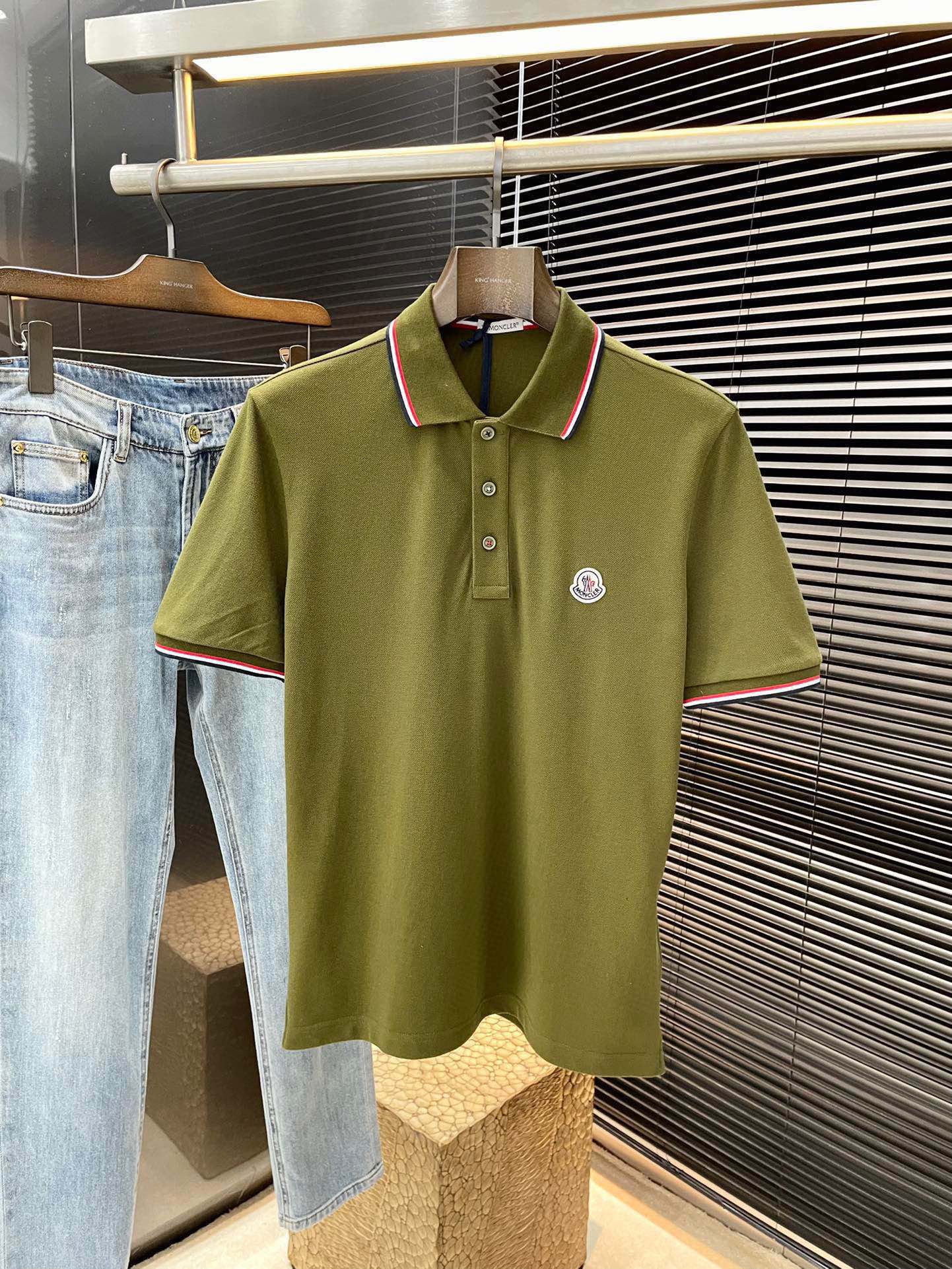 NO:458111,P Moncher- (Monkey) The latest three-color trim Polo short-sleeved sleeves in spring and summer 2025. This Polo shirt is made of high-end cotton beaded floor fabric, making it a timeless design item suitable for all seasons. Classic styles, with three-color fine nodes embellished with cuffs and collar edges, with iconic logos on the chest, and the shell buttons are engraved with Mengjia English letters. The original version is developed 1:1, complete three standards, business and casual, high-end wear on the outside and inside, the same style as men and women, highly recommended!  Color White Military Green Number S M L XL, Moncler, T-shirt, alexander wang19860909P  Moncher-（蒙口）2025年春夏最新款三色饰边Polo短袖,这款Polo衫采用高端棉质珠地面料制成,是适合各种季节的隽永设计单品.经典款式,以三色细节点缀袖口和领边,胸前饰有标志性标识,贝壳纽扣刻有蒙家英文字母,原版1:1开发,三标齐全,商务休闲,外穿内搭都高档次,男女同款,强烈推荐！颜色 白色 军绿 码数 S M L XL,,Moncler,T-shirt,alexander wang,Men's clothing