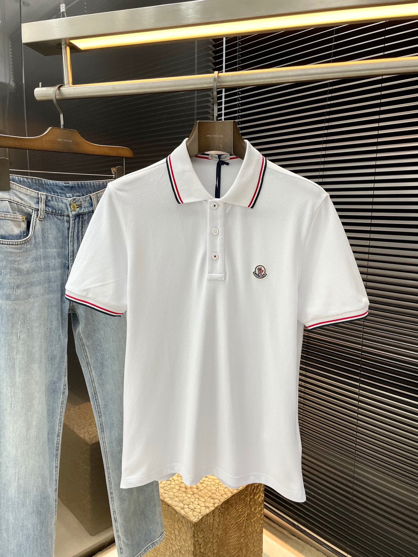 NO:456283,P Moncher- (Monkey) has the latest three-color trim Polo short-sleeved sleeves in spring and summer. This Polo shirt is made of high-end cotton beaded floor fabric and is a timeless design item suitable for all seasons. Classic styles, with three-color fine nodes embellished with cuffs and collar edges, with iconic logos on the chest, and the shell buttons are engraved with Mengjia English letters. The original version is developed 1:1, complete three standards, business and casual, high-end wear on the outside and inside, the same style as men and women, highly recommended!  Color White Military Green Number S M L XL, Moncler, T-shirt, alexander wang19860909P  Moncher-（蒙口）年春夏最新款三色饰边Polo短袖,这款Polo衫采用高端棉质珠地面料制成,是适合各种季节的隽永设计单品.经典款式,以三色细节点缀袖口和领边,胸前饰有标志性标识,贝壳纽扣刻有蒙家英文字母,原版1:1开发,三标齐全,商务休闲,外穿内搭都高档次,男女同款,强烈推荐！颜色 白色 军绿 码数 S M L XL,,Moncler,T-shirt,alexander wang,Men's clothing