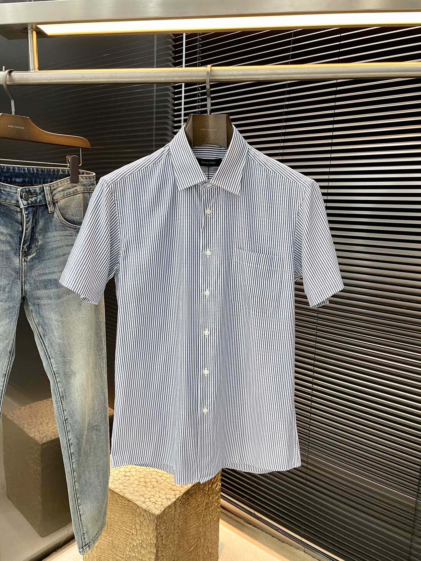 NO:456287,P Z Zegna- (Jegna) Spring and Summer New Products, same style as celebrities. While reinterpreting classic elements, the latest trendy accessories are favored by fashion people. The simple style makes you more personalized. 77 cotton 23 silk fabric shows an elegant gentlemanly style. The special shirt fabric presents you with a different hi-tail shirt. It is soft and skin-friendly, with a smooth and delicate feel, straight dressing, and a SLIM FIT cut. It is absolutely crisp and handsome!  It is a slim style. It is a good choice for versatile daily or business occasions. It is high-quality, perfect and handsome in business and casual!  Size 48-58, zegna,shirts,real silk,alexander wang19860909P  Z Zegna-（杰尼亚）春夏新品 明星同款 重新诠释经典元素的同时,最新潮流配饰 时尚人士的青睐 简约的风格令您更具个性,77棉 23真丝面料展现典雅绅士风范.特殊的衬衫面料为你呈现不一样的高定衬衣 绵软亲肤,手感柔滑细腻,穿着笔挺,剪裁属于SLIM FIT 绝对挺括帅气的版型！属于修身款式 百搭日常或者商务场合都是很好的选择,高品质的,商务休闲完美帅气驾驭！尺码 48-58,,zegna,shirts,real silk,alexander wang,Men's clothing