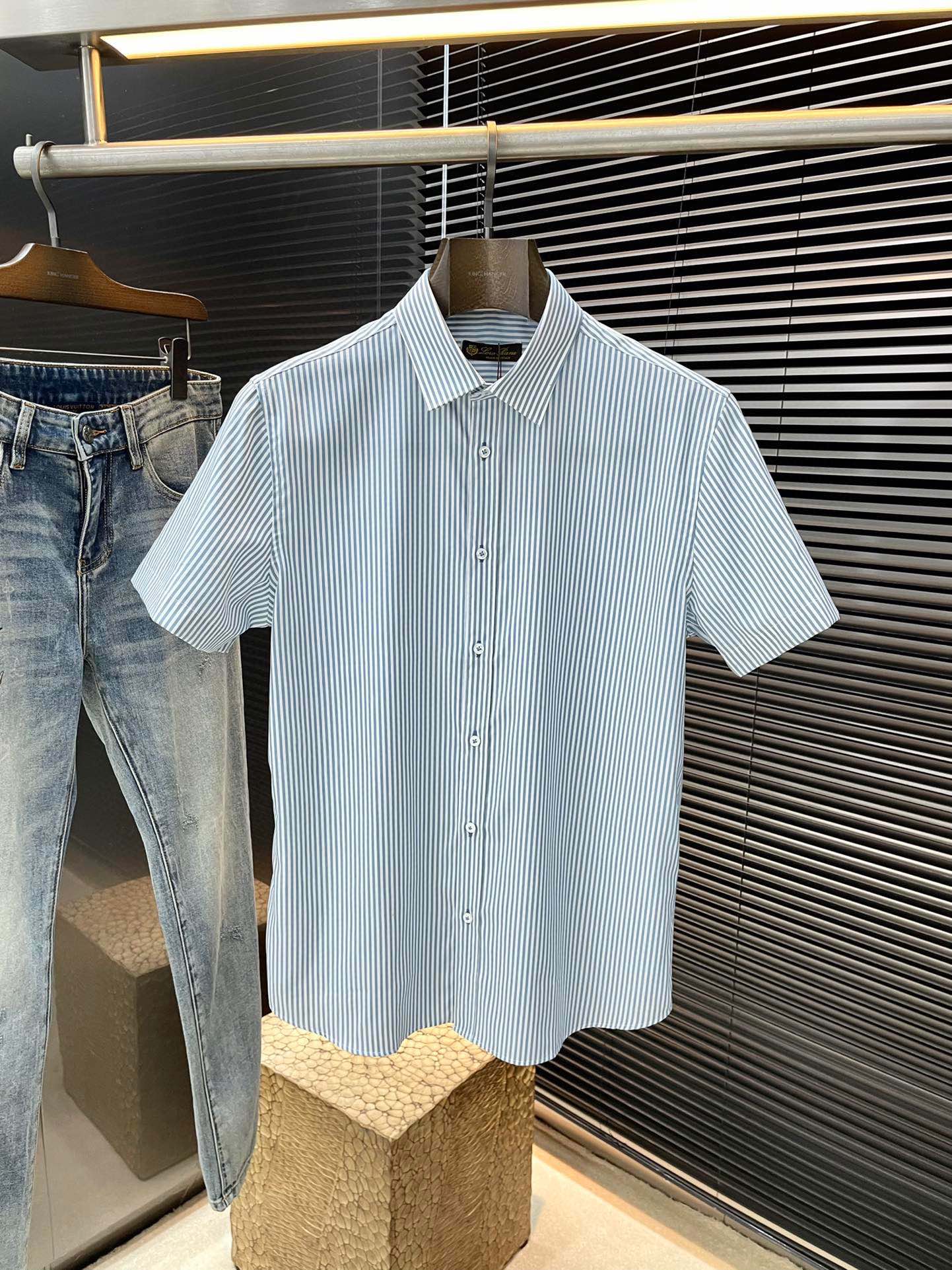 NO:456290,P Loro Piana (Nuoyou Piana) Spring and summer new products, same style as celebrities. While reinterpreting classic elements, the latest trendy accessories are favored by fashion people. The simple style makes you more personalized, and the cotton fabric shows an elegant and gentlemanly style. The special shirt fabric presents you with a different hi-tail shirt. It is soft and skin-friendly, with a smooth and delicate touch, straight dress, and a SLIM FIT tailored. It is absolutely crisp and handsome!  It is a slim style. It is a good choice for versatile daily or business occasions. It is high-quality, perfect and handsome in business and casual!  Size 48-58, loro piana,shirts,alexander wang19860909P  Loro Piana（诺悠翩雅）春夏新品 明星同款 重新诠释经典元素的同时,最新潮流配饰 时尚人士的青睐 简约的风格令您更具个性,棉面料展现典雅绅士风范.特殊的衬衫面料为你呈现不一样的高定衬衣 绵软亲肤,手感柔滑细腻,穿着笔挺,剪裁属于SLIM FIT 绝对挺括帅气的版型！属于修身款式 百搭日常或者商务场合都是很好的选择,高品质的,商务休闲完美帅气驾驭！尺码 48-58,,loro piana,shirts,alexander wang,Men's clothing