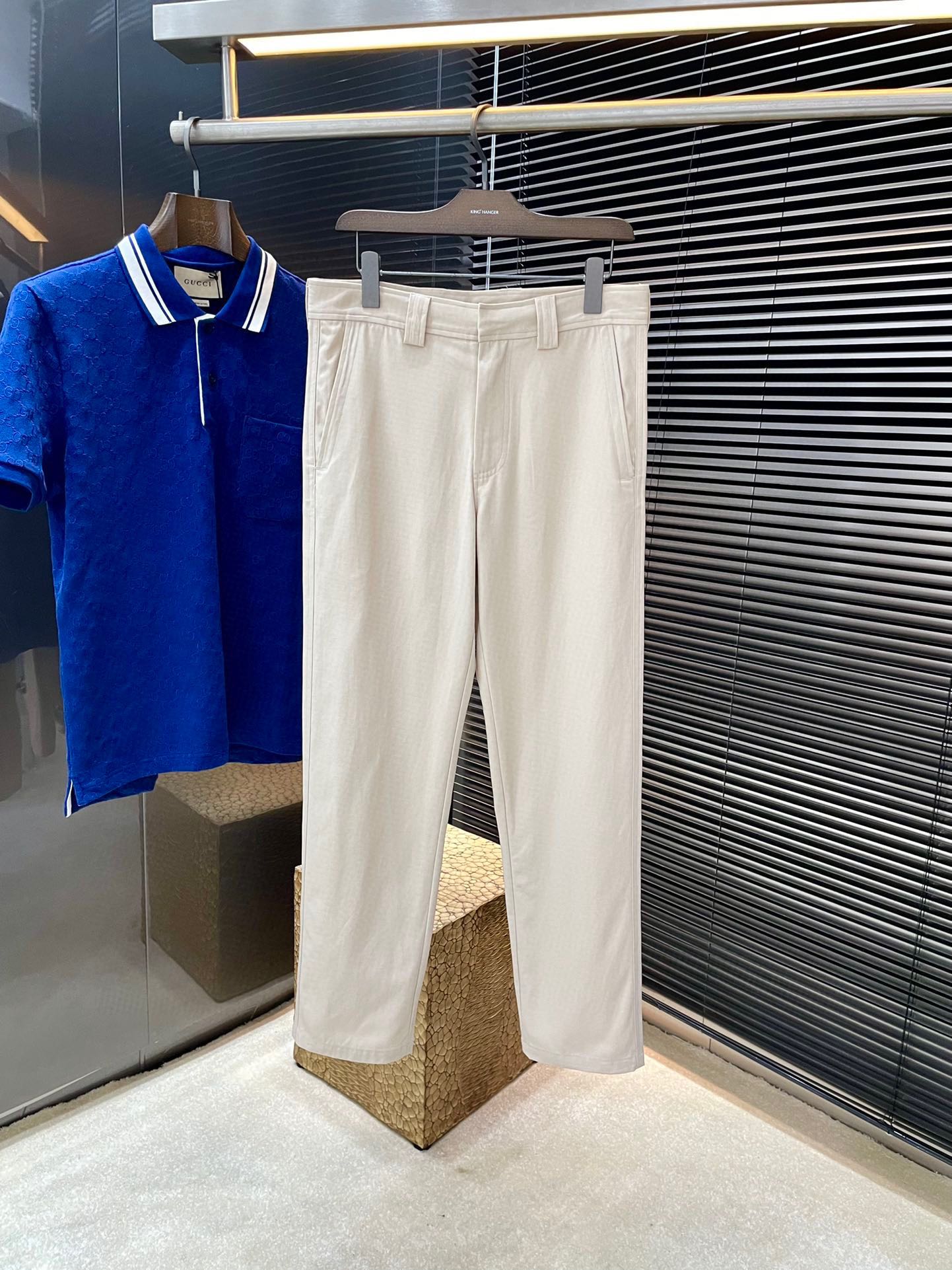 NO:456300,P Z Zegna- (Jegna) Spring and summer new cotton and Tencel work clothes trousers. This style draws inspiration from tough and neat practical trousers and adopts a loose fit design to show an extraordinary fashion attitude. It uses a soft natural material blend fabric to create a new practical trousers, while the front folding design easily highlights the neat and casual work clothes style. It is matched with side seam pockets to make the overall appearance more exquisite. Highly recommended!  Color White Khaki Black Number of digits 46 48 50 52 54 56,,zegna,alexander wang19860909P  Z Zegna-（杰尼亚）春夏季新款新款棉、天丝工装长裤,这款从硬朗利落的实穿长裤中汲取灵感,采用宽松版型设计,尽展不凡时尚态度.采用质地柔软的天然材质混纺面料,造就焕然一新的实穿长裤,而正面叠褶设计则轻松凸显利落率性的工装风格.搭配侧缝口袋,令整体外观更显考究.强烈推荐！颜色 白色 卡其 黑色 码数 46 48 50 52 54 56,,zegna,alexander wang,Men's clothing