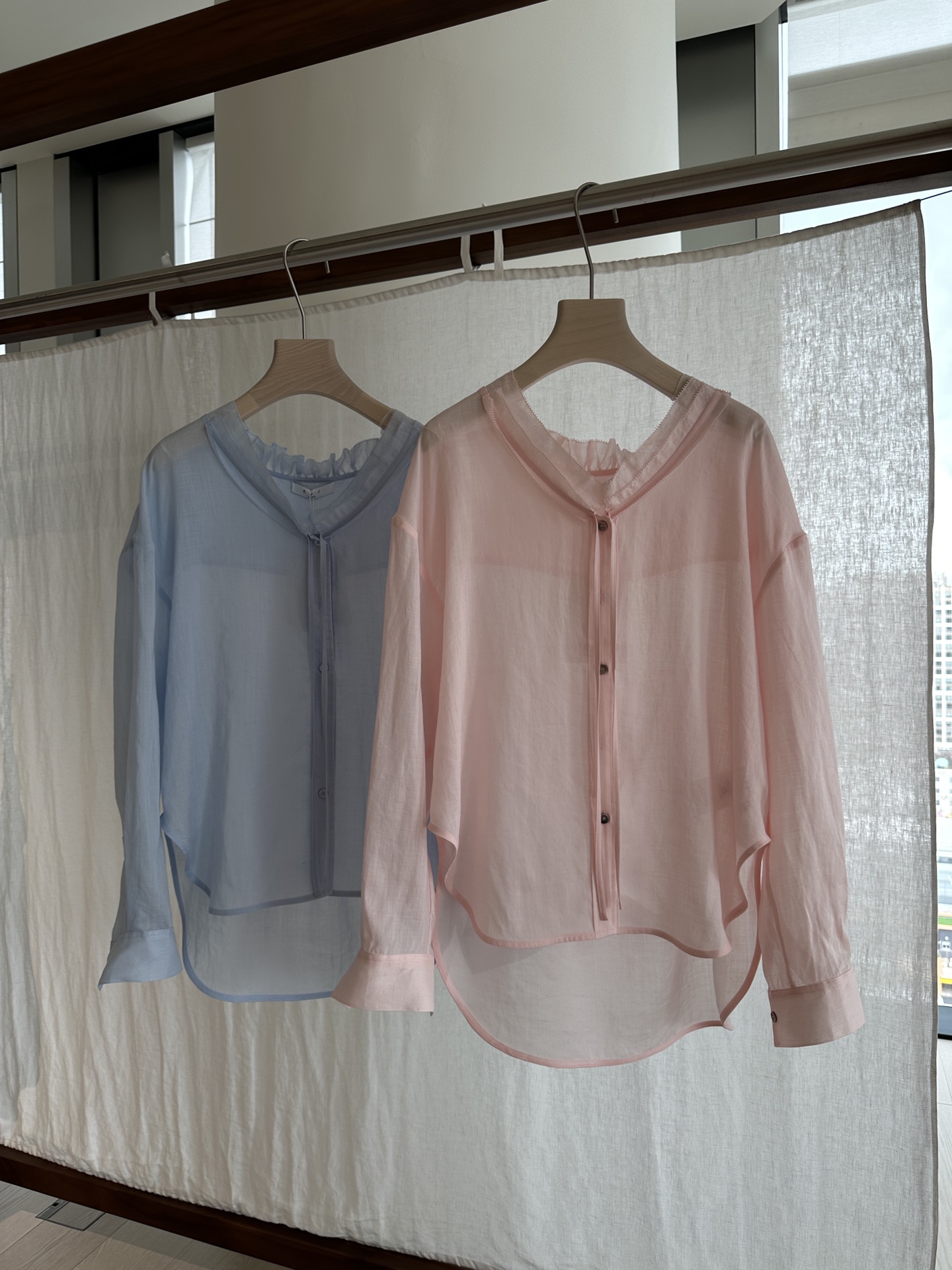 NO:448065,YS ｜New Summer Collection Natural linen ~ Loose silhouette design Deep 'V' collar shape with a little skin exposure Release the free breath The pleated design of the collar edge depends on the craftsmanship, the fine visual layer drawstring can be adjusted by itself~ The lazy romantic taste~ SML,,alexander wang19860909YS ｜New Summer Collection 天然亚麻～ 宽松廓形设计 深“V”领型一点点的露肤度 释放自由的气息 领边的抽褶设计看工艺, 精细的视觉层次抽绳 可以自行调节～ 慵懒的浪漫味道~  SML,,alexander wang,Women's clothing