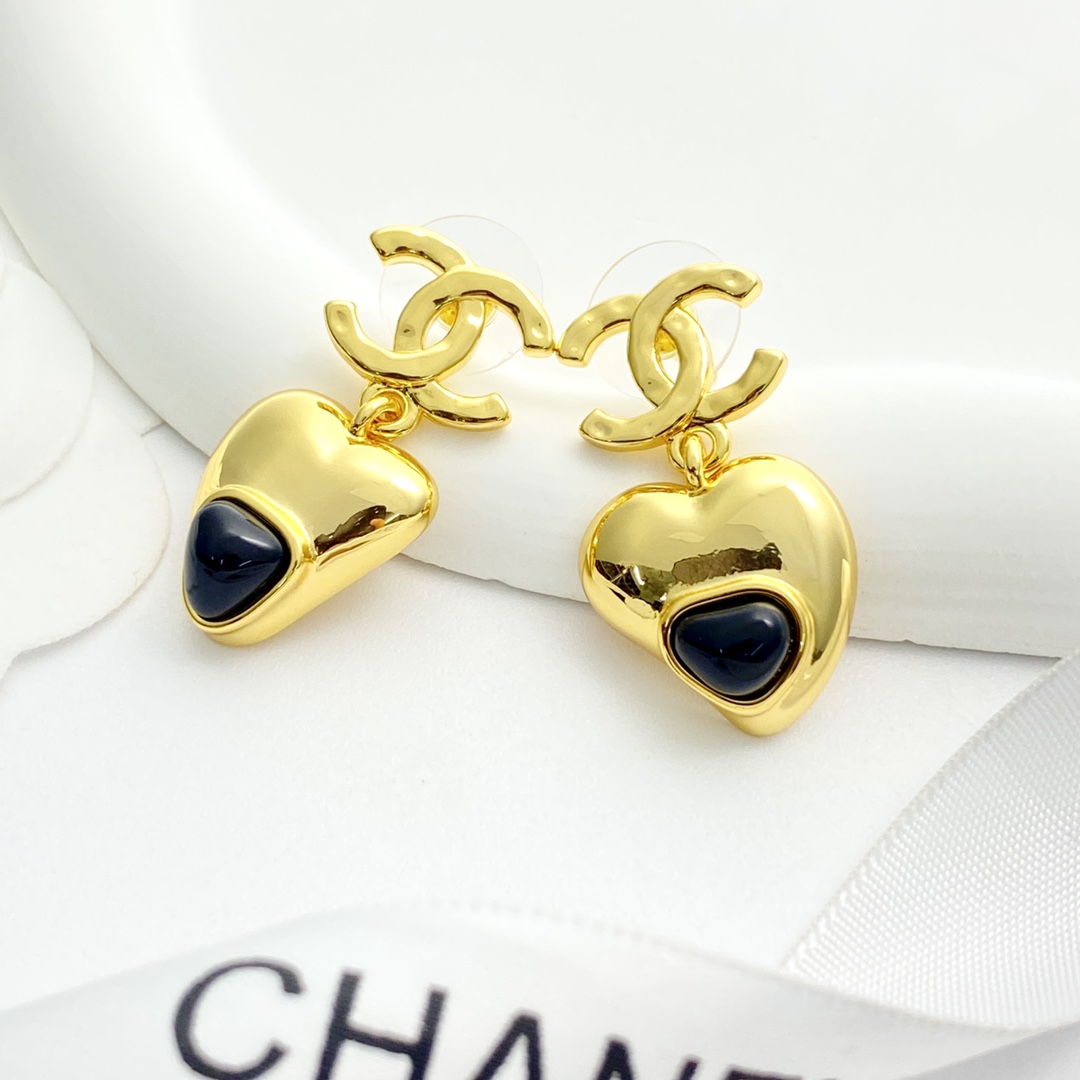 【今日新款】编码E3124   
🛍香奈儿耳钉热销款🔥爆上新🆕🆕🆕
😎CHAN  25  复古双Ｃ爱心耳