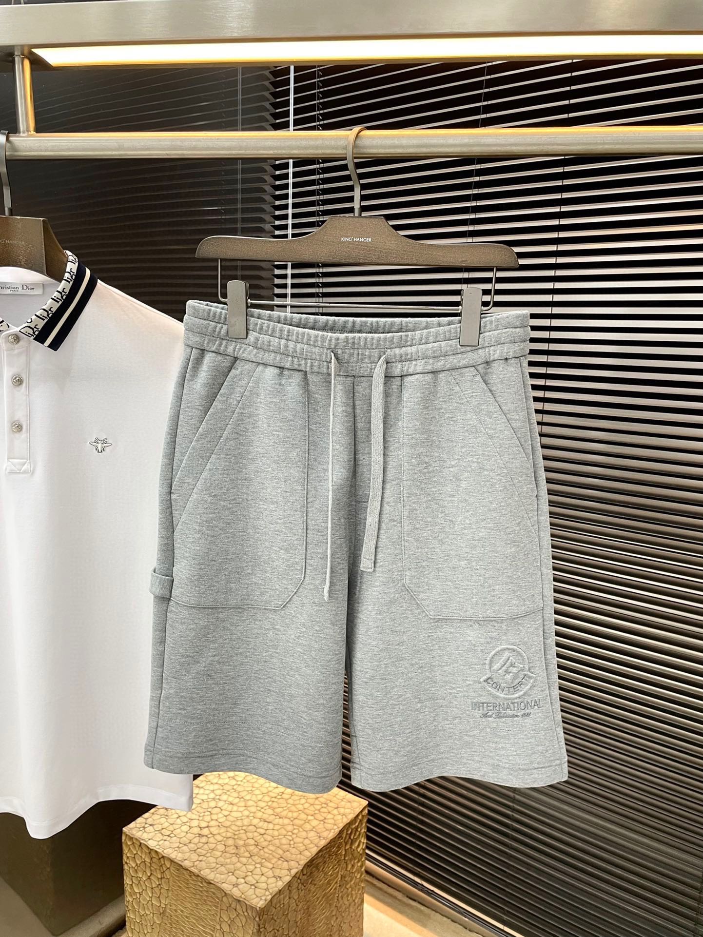 NO:456315,P Moncher- (blocked) new spring and summer style, the latest casual shorts. The original pants are casual and versatile, casual and lazy, high-end custom imported polyester fiber fabric, customized craftsmanship, and full of comfort. High-end and atmospheric, does the taste of summer have? First choice. Code number M1 XXXL purchasing level..., Moncler, shorts, alexander wang19860909P  Moncher-（蒙口）春夏季新款,最新休闲短裤.原版裤型上身休闲百搭、随性慵懒范,高级定制进口聚脂纤维面料,订制工艺 舒适感爆棚.高端大气,夏天的味道有没有,首选 .码数 M一XXXL代购级别……,,Moncler,shorts,alexander wang,Men's clothing