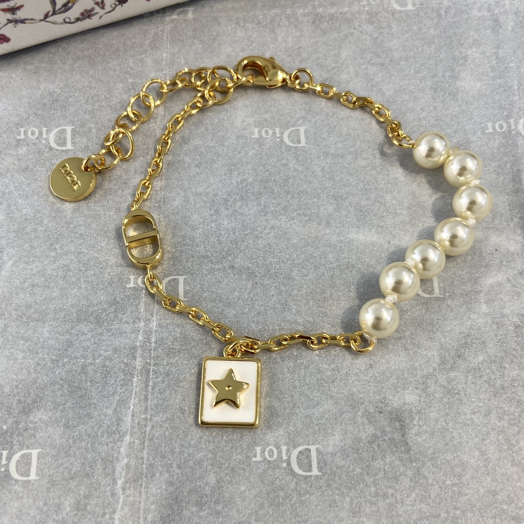 【DS0745】 【Dio@ Lucky Cards Pulsera de perlas con colgante de estrella cuadrada de letras doradas】