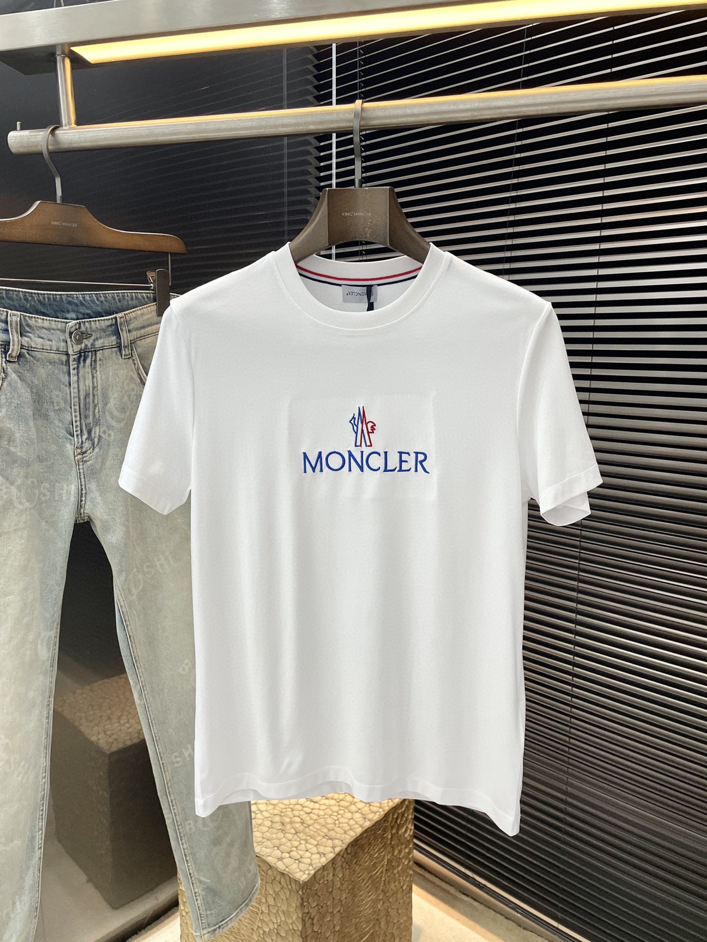 NO:456320,P Moncher- (Shirt) series VIP high-end customization, new short-sleeved, versatile style, anyone can easily control the fabric, fully customized craftsmanship, high-quality mercerized cotton fabric, the fabric feels soft, the upper body is comfortable and soft. The simple style is very classy, ​​simple and unique, the style is very exquisite, showing the aura, and it will highlight the exquisiteness of business men!  Size M-3XL, Moncler, T-shirt, alexander wang19860909P  Moncher-（蒙口）系列 VIP高级定制 新款短袖 百搭款式 任何人都可以轻松驾驭 面料全订制工艺 高定一等品丝光棉面料 面料手感柔软,上身舒适柔软 简约的款式非常显档次,简约个性时尚,版型剪裁非常精致,显气场,又会凸显商务男士的精致！尺码 M-3XL,,Moncler,T-shirt,alexander wang,Men's clothing