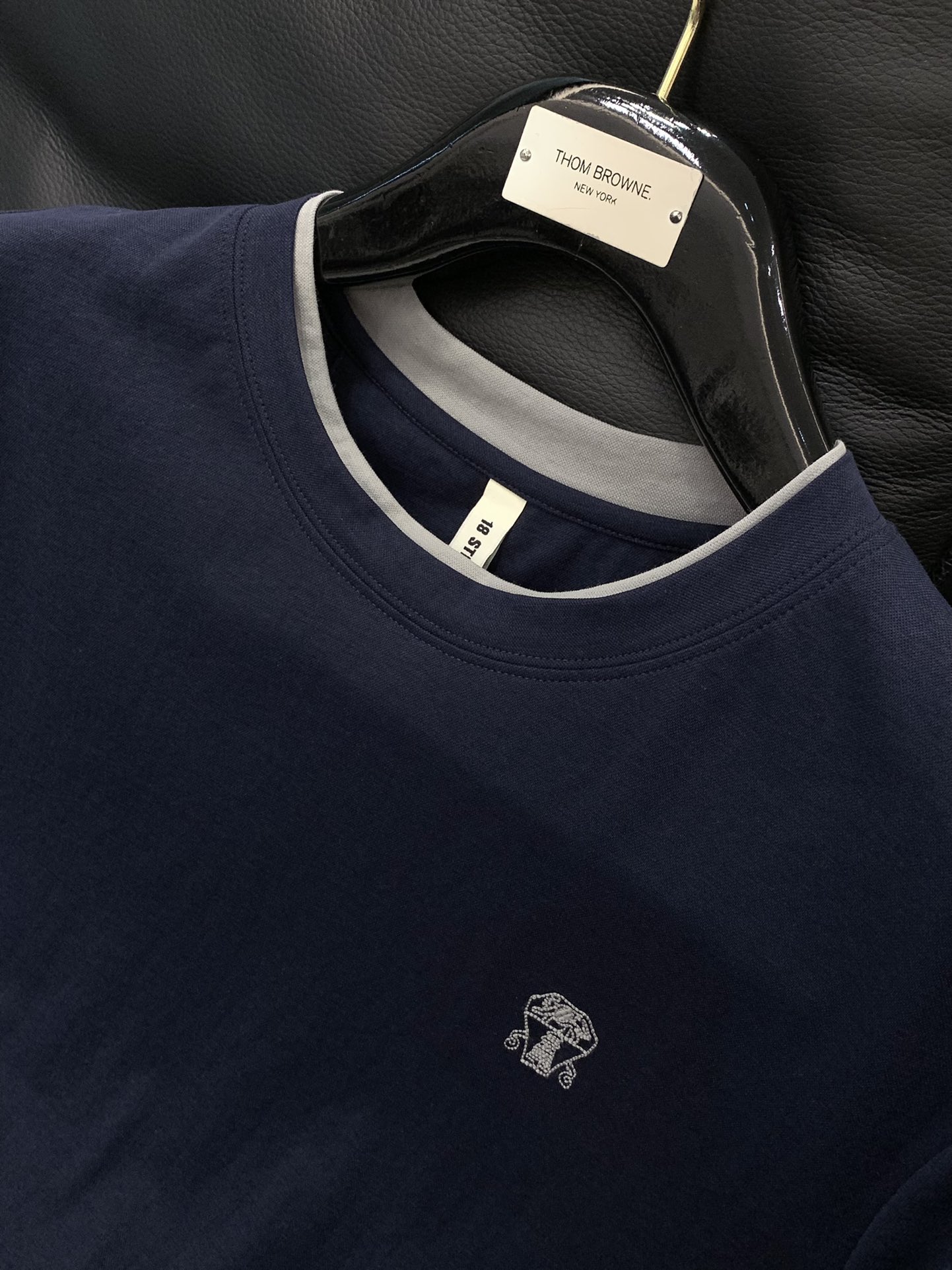 “Summer 2025 Fashion: Italian Lions Clothing Collection with Unique Designs and High-Grade Details” - 图片 4