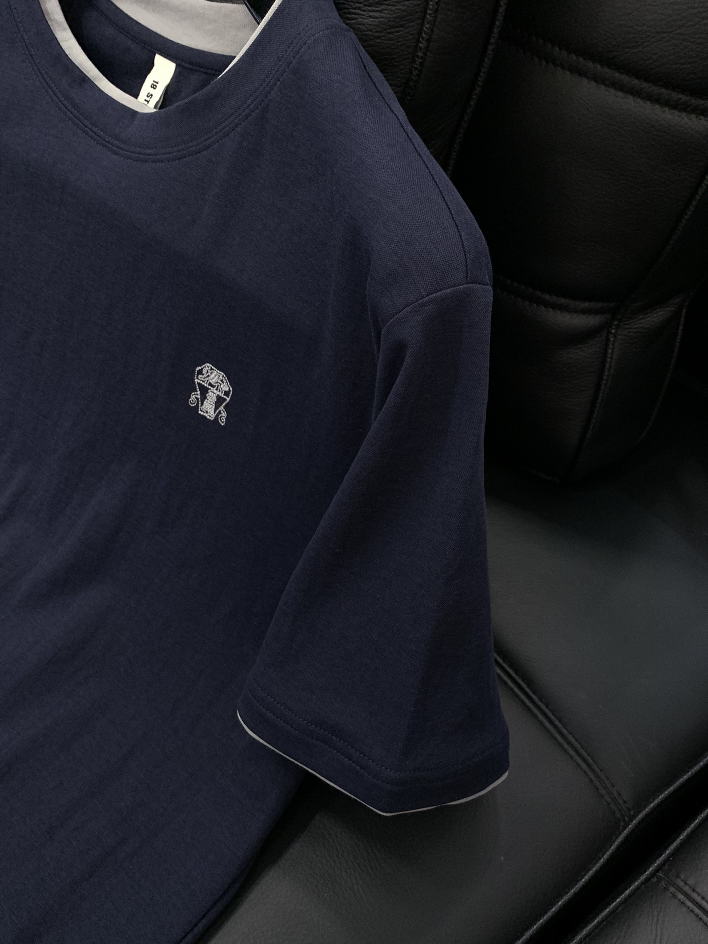 “Summer 2025 Fashion: Italian Lions Clothing Collection with Unique Designs and High-Grade Details” - 图片 5