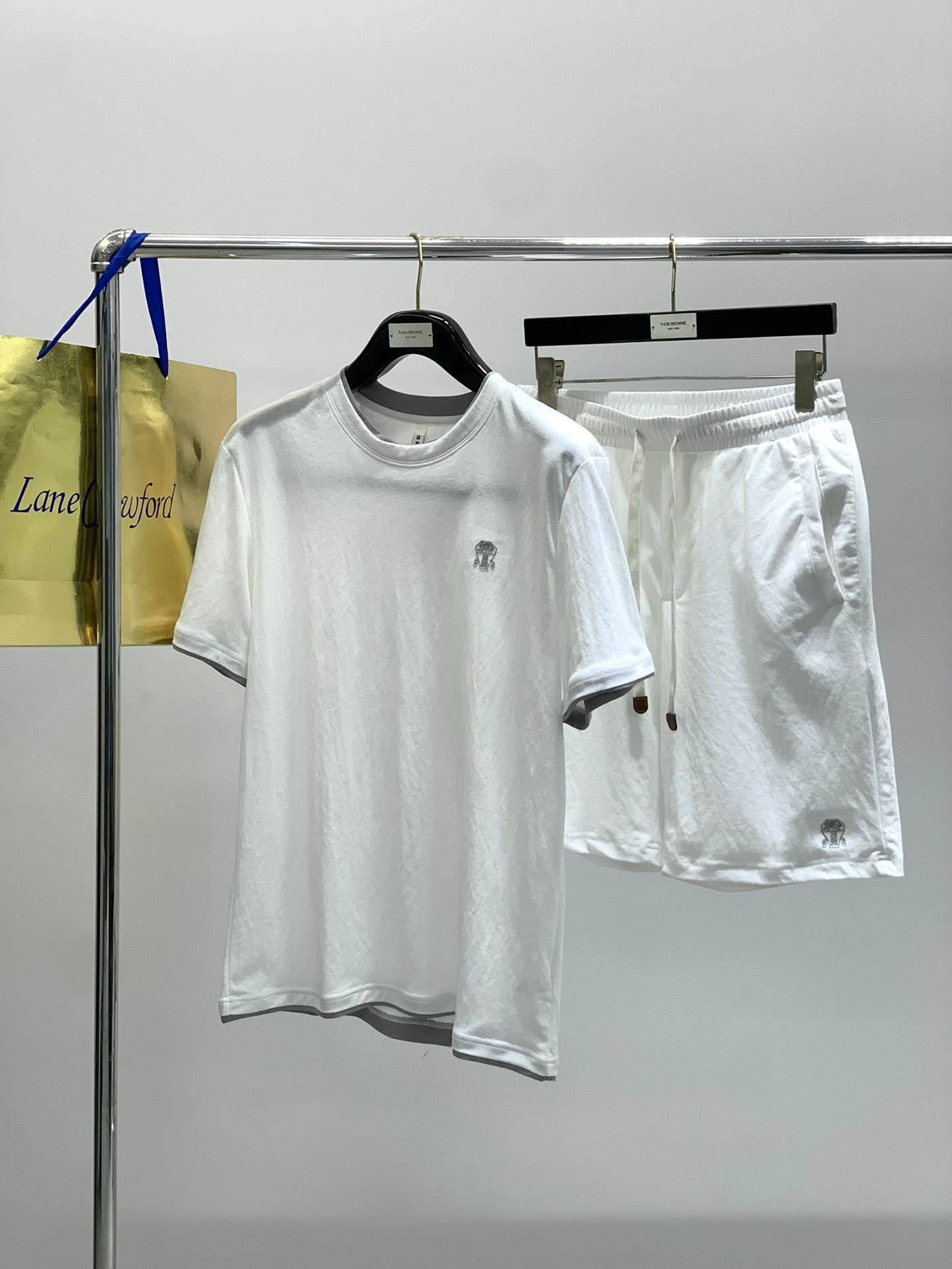 “Summer 2025 Fashion: Italian Lions Clothing Collection with Unique Designs and High-Grade Details” - 图片 9