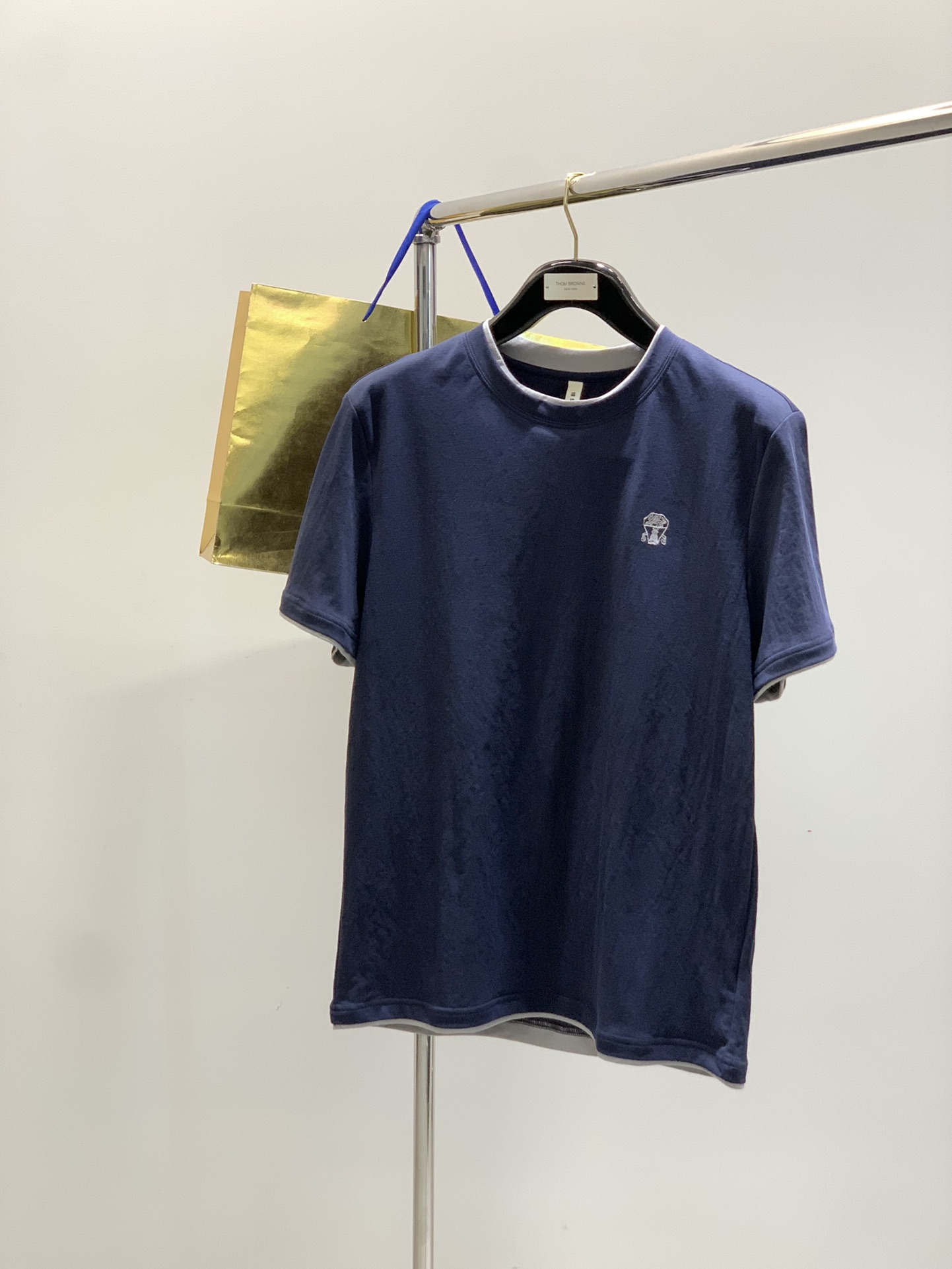 “Summer 2025 Fashion: Italian Lions Clothing Collection with Unique Designs and High-Grade Details” - 图片 1