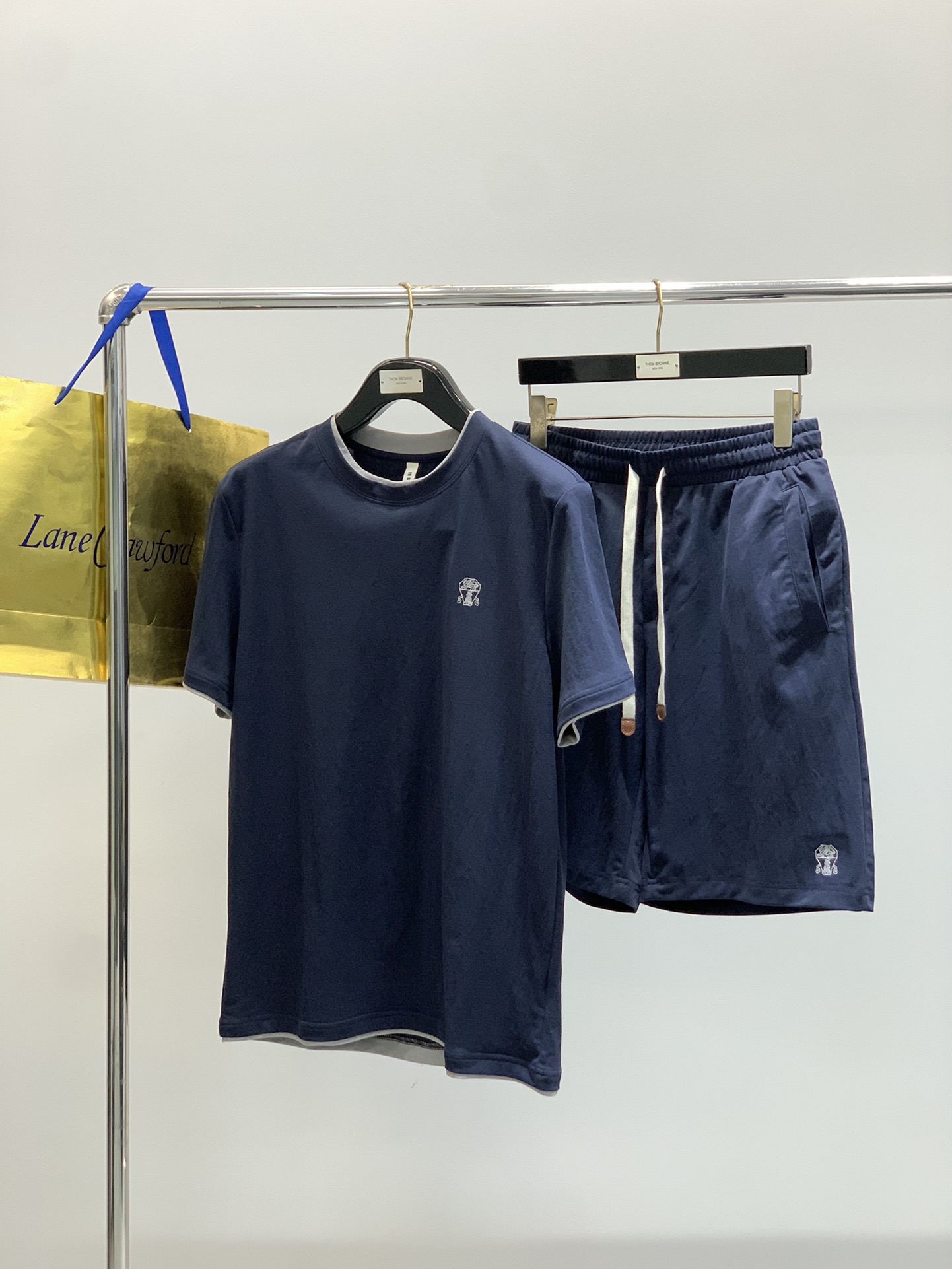 “Summer 2025 Fashion: Italian Lions Clothing Collection with Unique Designs and High-Grade Details” - 图片 8