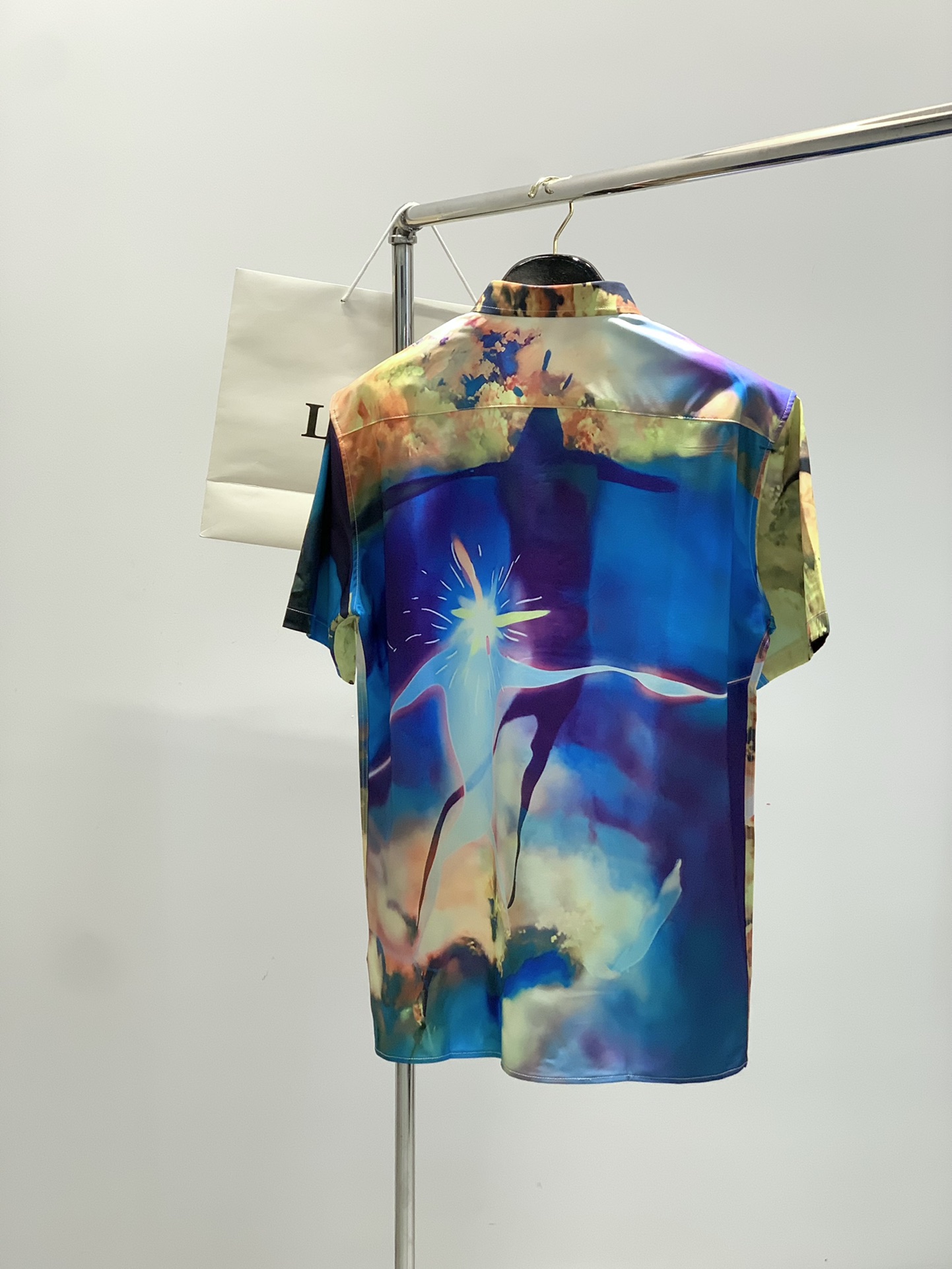 NO:456474,,Loewe, the latest summer model, available at the counter at the same time, original single product, fashionable and casual short-sleeved shirt, very distinctive on the upper body!  Eye-catching and highlighted, imported original fabric, top-level printed craft letter pattern decorative logo, simple but not lacking in fashion, classic and atmospheric, comfortable and breathable, handsome and stylish on the upper body, S-xl, loewe, loewe, shirts, T-shirt, alexander wang19860909,Loewe 罗意威,夏季最新款,专柜同步有售,原单狠货,时尚休闲短袖衬衫,上身很有特点！吸睛而有亮点,进口原版面料,顶级印花工艺字母图案装饰Logo,简单而不失时尚,经典大气,舒适透气,上身帅气有型,码数S-xl,,loewe,loewe,shirts,T-shirt,alexander wang,Men's clothing