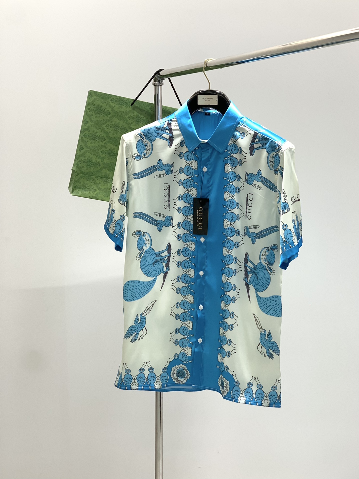 NO:456463,,Gucci, the latest summer model, available at the counter at the same time, original single product, fashionable and casual short-sleeved shirt, very distinctive on the upper body!  Eye-catching and highlighted, imported original fabric, top-level printing craft letter pattern decorative logo, simple but not lacking in fashion, classic and atmospheric, comfortable and breathable, handsome and stylish on the upper body, S-XL, gucci, gucci, Shirts, T-shirt, alexander wang19860909,Gucci 古驰,夏季最新款,专柜同步有售,原单狠货,时尚休闲短袖衬衫,上身很有特点！吸睛而有亮点,进口原版面料,顶级印花工艺字母图案装饰Logo,简单而不失时尚,经典大气,舒适透气,上身帅气有型,码数S-XL,,gucci,gucci,shirts,T-shirt,alexander wang,Men's clothing