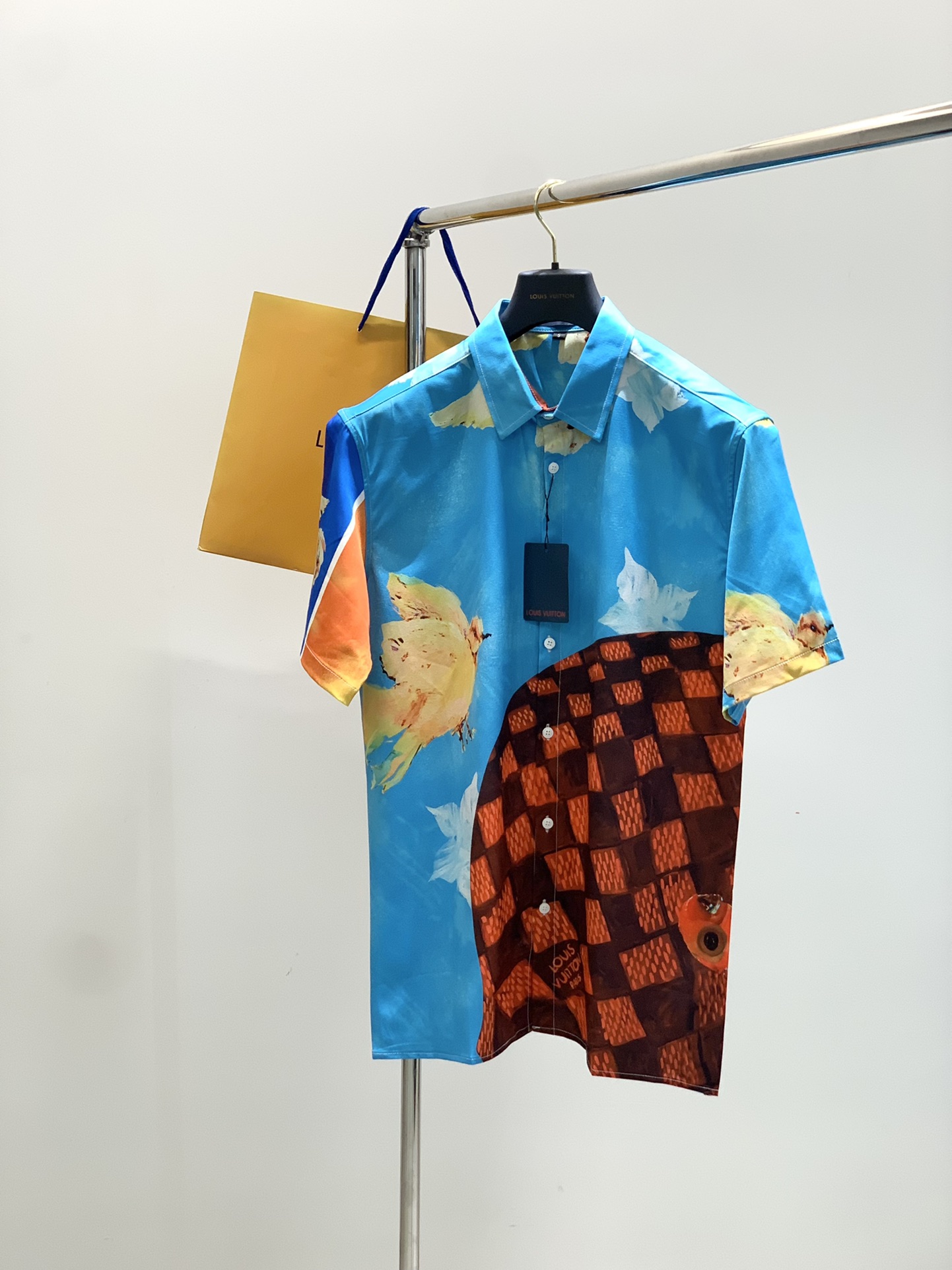 NO:456468,,LouisVuitton, the latest summer model, available at the counter at the same time, original singles, fashionable and casual short-sleeved shirt, very distinctive on the upper body!  Eye-catching and highlighted, imported original fabric, top-level printed craft letter pattern decorative logo, simple but not lacking in fashion, classic and atmospheric, comfortable and breathable, handsome and stylish on the upper body, S-XL,, louis vuitton, louis vuitton,shirts, T-shirt, alexander wang19860909,LouisVuitton 路易威登,夏季最新款,专柜同步有售,原单狠货,时尚休闲短袖衬衫,上身很有特点！吸睛而有亮点,进口原版面料,顶级印花工艺字母图案装饰Logo,简单而不失时尚,经典大气,舒适透气,上身帅气有型,码数S-XL,,louis vuitton,louis vuitton,shirts,T-shirt,alexander wang,Men's clothing