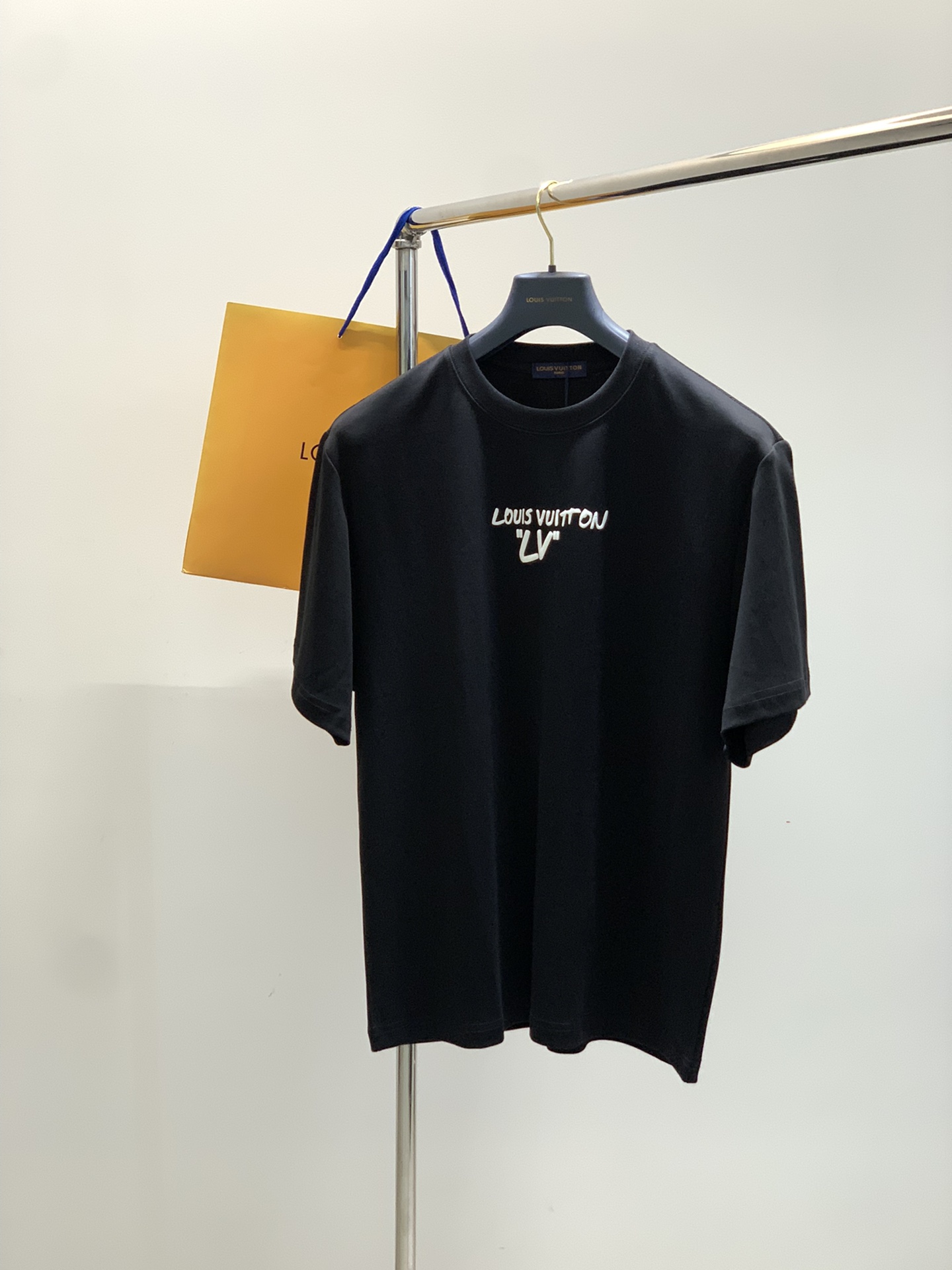 NO:456509,,LouisVuitton, the latest model for summer 2025, available at the counter at the same time, original singles, fashionable and casual round neck short-sleeved T-shirt, very distinctive on the upper body!  Eye-catching and highlighted, imported original fabric, top-level printing craft letter pattern decorative logo, simple but not lacking in fashion, classic and atmospheric, comfortable and breathable, handsome and stylish on the upper body, 2 colors recommended, code number S-2XL,, louis vuitton, louis vuitton, T-shirt,tees, t-shirt,alexander wang19860909,LouisVuitton 路易威登,2025夏季最新款,专柜同步有售,原单狠货,时尚休闲圆领短袖T恤,上身很有特点！吸睛而有亮点,进口原版面料,顶级印花工艺字母图案装饰Logo,简单而不失时尚,经典大气,舒适透气,上身帅气有型,2色推荐,码数S-2XL,,louis vuitton,louis vuitton,T-shirt,tees，t-shirt,alexander wang,Men's clothing