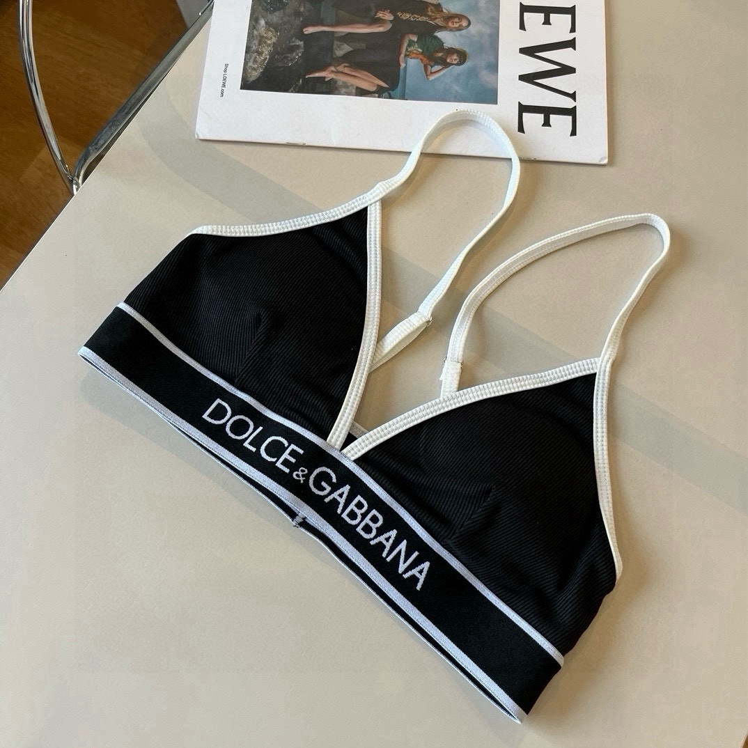 。
D&G杜嘉班纳新款分体泳衣😍🥰适合多种场景的游泳衣🏊‍♀️海边 游泳池 温泉 水上乐园 漂流都可以😌