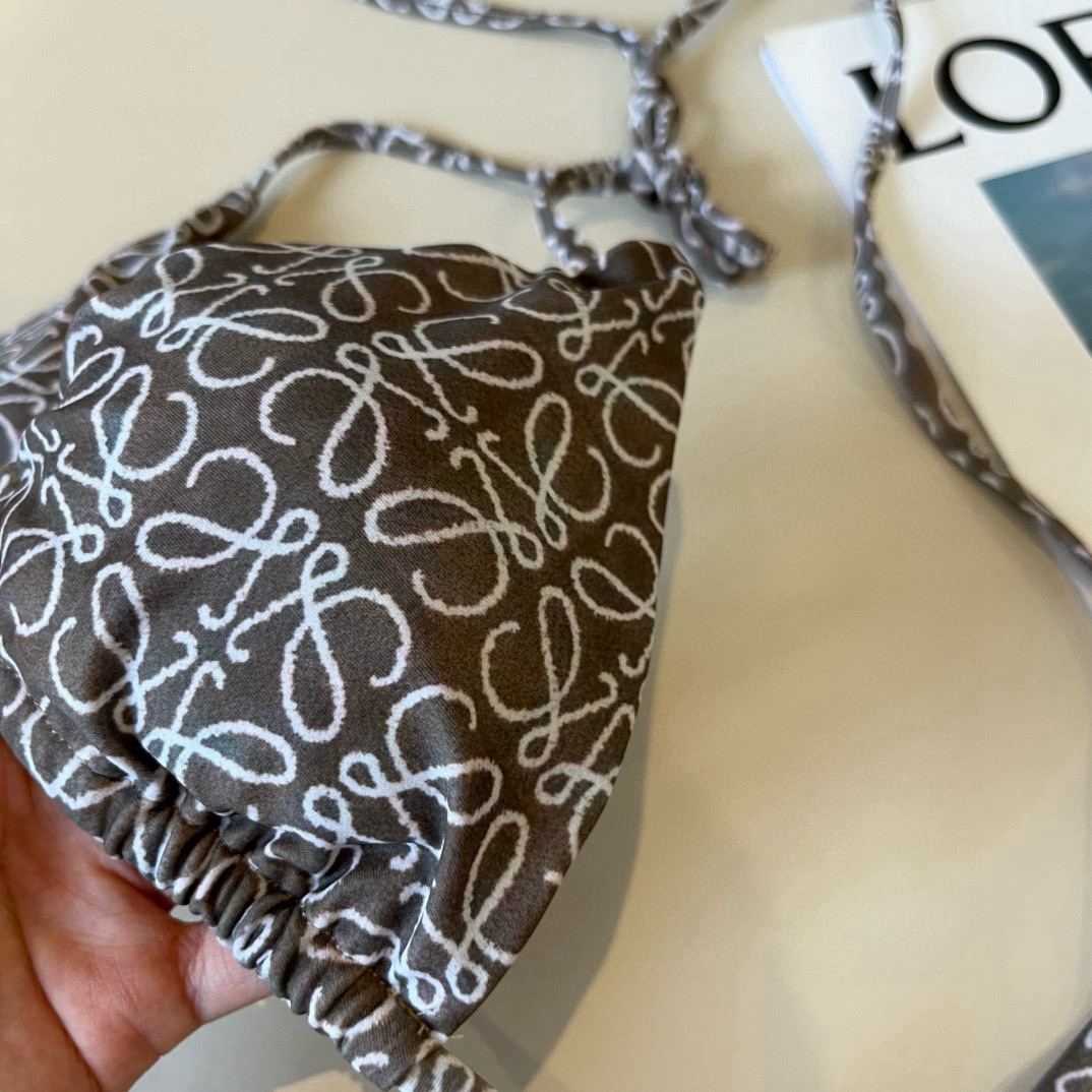 🆕
罗意威LOEWE新款比基尼泳衣👙❤️😍🥰适合多种场景的游泳衣🏊‍♀️海边 游泳池 温泉 水上乐园 