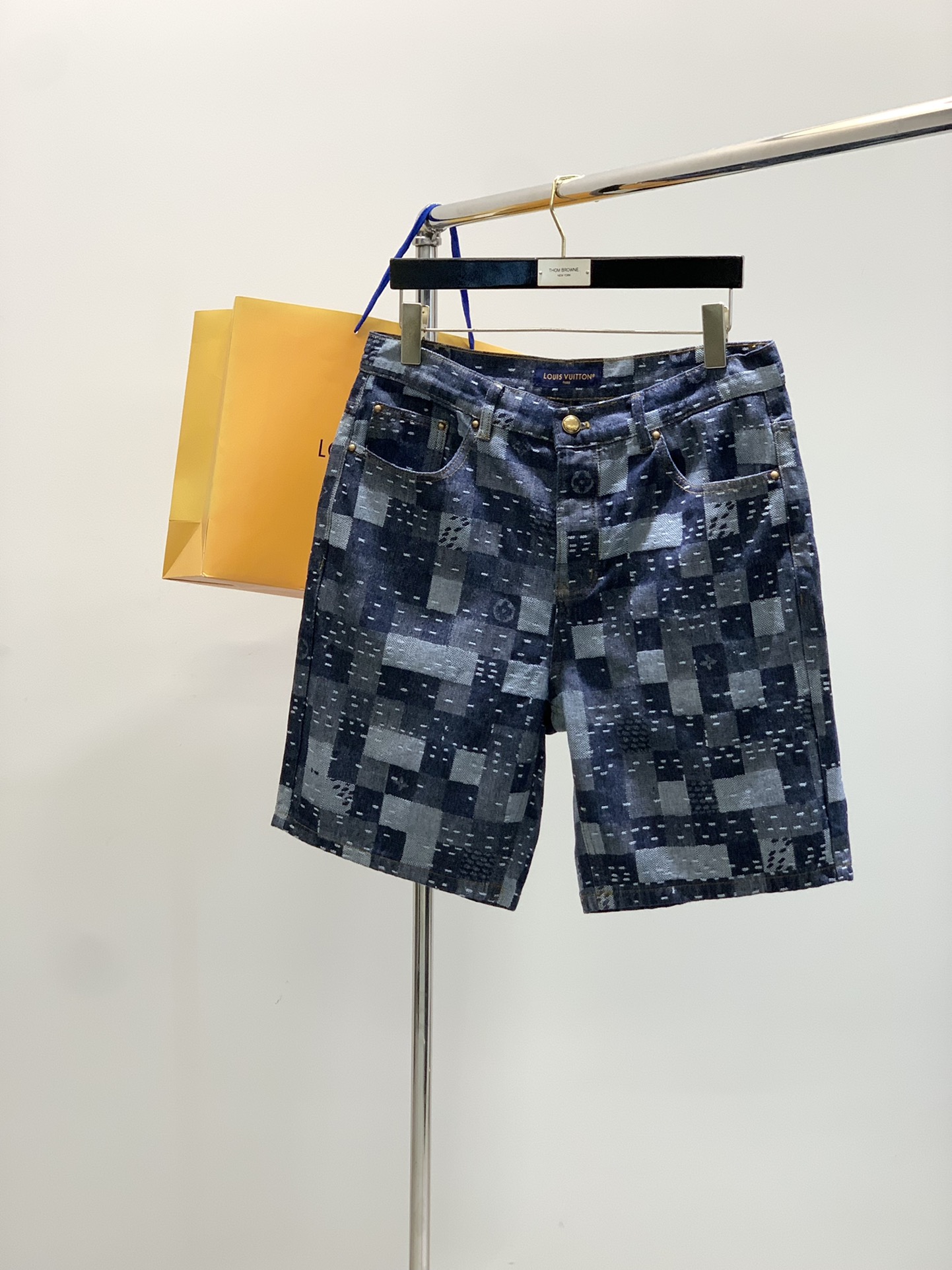 NO:460239,Clothes, shorts, Louis Vuitton, the latest summer style, available at the counter at the same time, original singles, fashionable and casual denim short-sleeved suit, very distinctive on the upper body!  Eye-catching and highlighted, imported original fabric, top-level jacquard craft letter pattern decoration logo, original hardware and auxiliary decoration, simple but not lacking in fashion, classic and atmospheric, comfortable and breathable, handsome and stylish on the upper body, S-XL,, louis vuitton, louis vuitton, shorts, T-shirt, alexander wang19860909衣服,短裤,LouisVuitton 路易威登,夏季最新款,专柜同步有售,原单狠货,时尚休闲牛仔短袖套装,上身很有特点！吸睛而有亮点,进口原版面料,顶级提花工艺字母图案装饰Logo,原版五金辅料装饰,简单而不失时尚,经典大气,舒适透气,上身帅气有型,码数S-XL,,louis vuitton,louis vuitton,shorts,T-shirt,alexander wang,Men's clothing