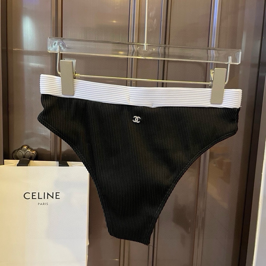  🆕
Chanel分体套装泳衣👙 上身超级棒！同步各大专柜发售，自然而然呈现时尚感！十分减龄，具有年轻活