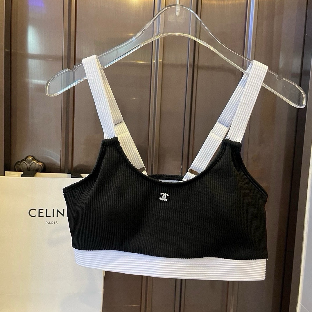  🆕
Chanel分体套装泳衣👙 上身超级棒！同步各大专柜发售，自然而然呈现时尚感！十分减龄，具有年轻活