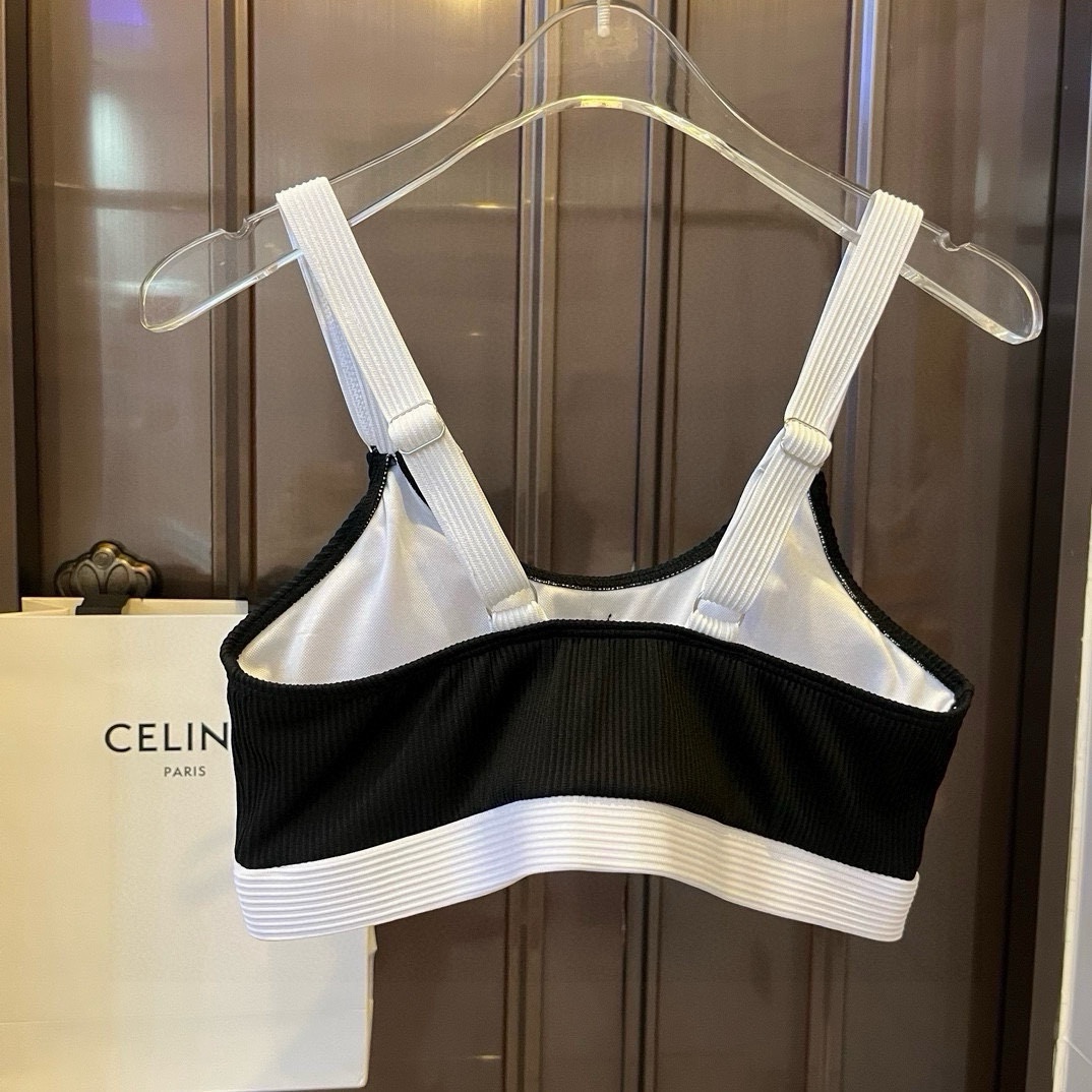  🆕
Chanel分体套装泳衣👙 上身超级棒！同步各大专柜发售，自然而然呈现时尚感！十分减龄，具有年轻活