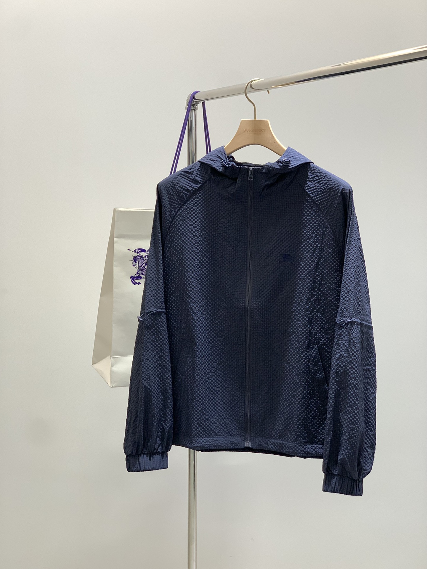 NO:456485,One set, not to be disassembled Burberry, the latest summer products, the counter is available at the same time, original singles, fashionable and casual sun protection suits, imported original fabric, comfortable and breathable upper body, top-grade embroidery craft letter pattern decoration logo, extremely high grade, comfortable and versatile, handsome upper body, 3 colors recommendation, code number M-3Xl, burberry, burberry, alexander wang19860909一套,不拆 Burberry 巴宝莉,夏季最新品,专柜同步有售,原单狠货,时尚休闲防晒服套装,进口原版面料,上身舒适透气,顶级刺绣工艺字母图案装饰logo,档次极高,舒适百搭,上身帅气十足,3色推荐,码数M-3Xl,,burberry,burberry,alexander wang,Men's clothing