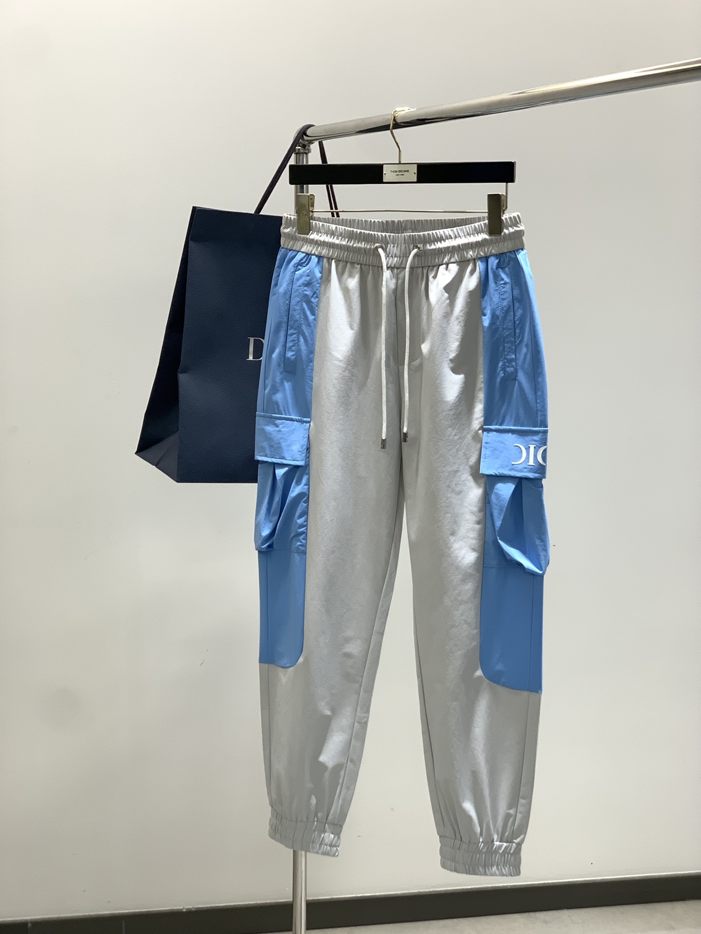 NO:456505,,Dio drawstring sports casual pants Fashion series, unique design, drawstring casual pants, yarn ordering and dyeing. A large domestic manufacturer exports to Japan and supplies fabrics from several top brands. It has a soft and glutinous feel, is quite wide and stylish, solving the problem of washing and discoloration. The trousers are neat and atmospheric, size M-4XL, dior, alexander wang19860909,迪奥 抽绳运动休闲裤 时尚系列,独特设计,抽绳休闲长裤 订纱开始订染和订纺. 国内某大厂出口日本 和供应几大顶级品牌的面料. 手感软糯 , 挺阔有型 , 解决 , 洗涤变色的问题. 裤型利落大气 , 尺码M-4XL,,dior,alexander wang,Men's clothing