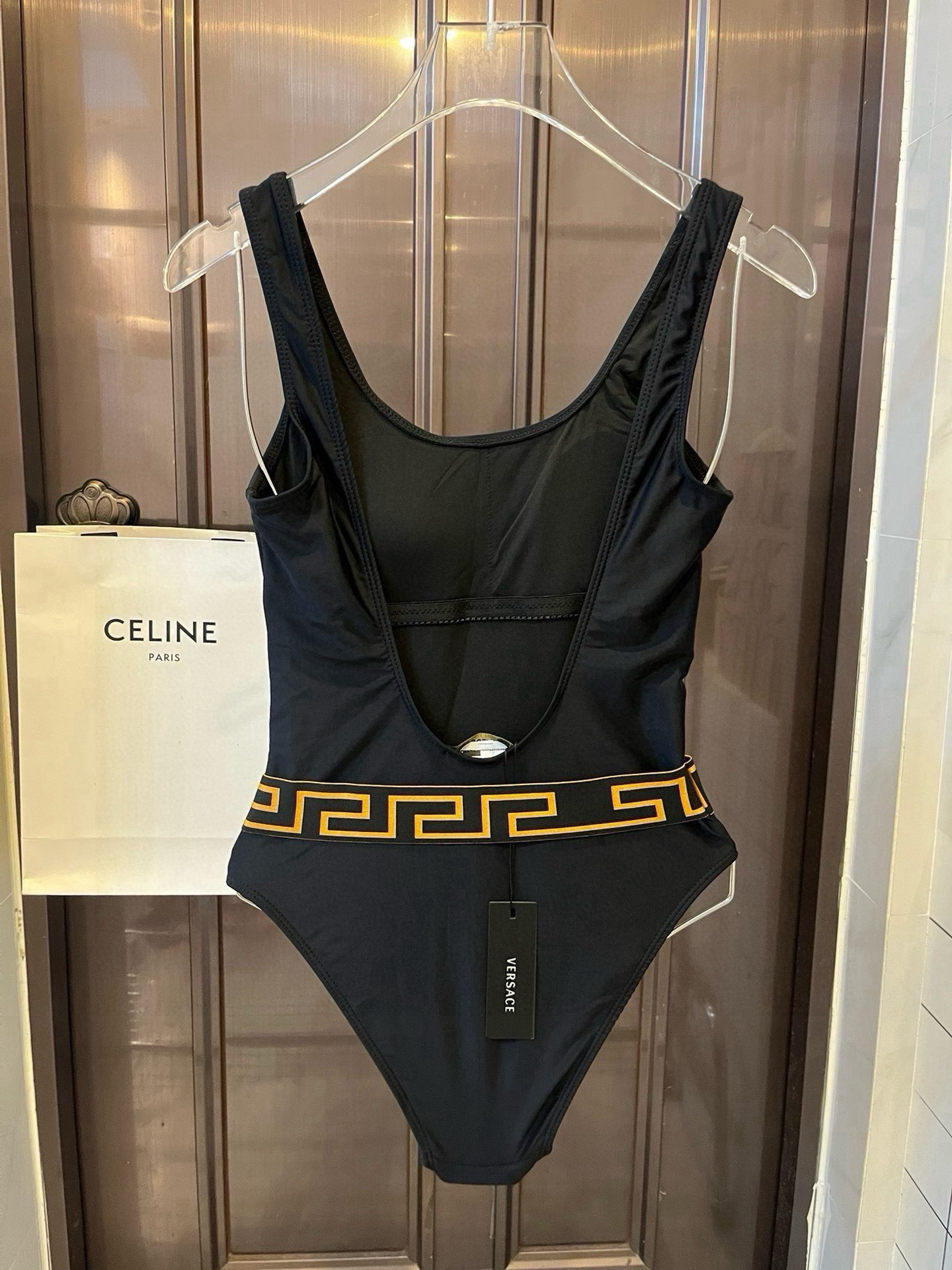 。
范思哲新款连体泳衣  😍🥰适合多种场景的游泳衣🏊‍♀️海边 游泳池 温泉 水上乐园 漂流都可以😌内搭