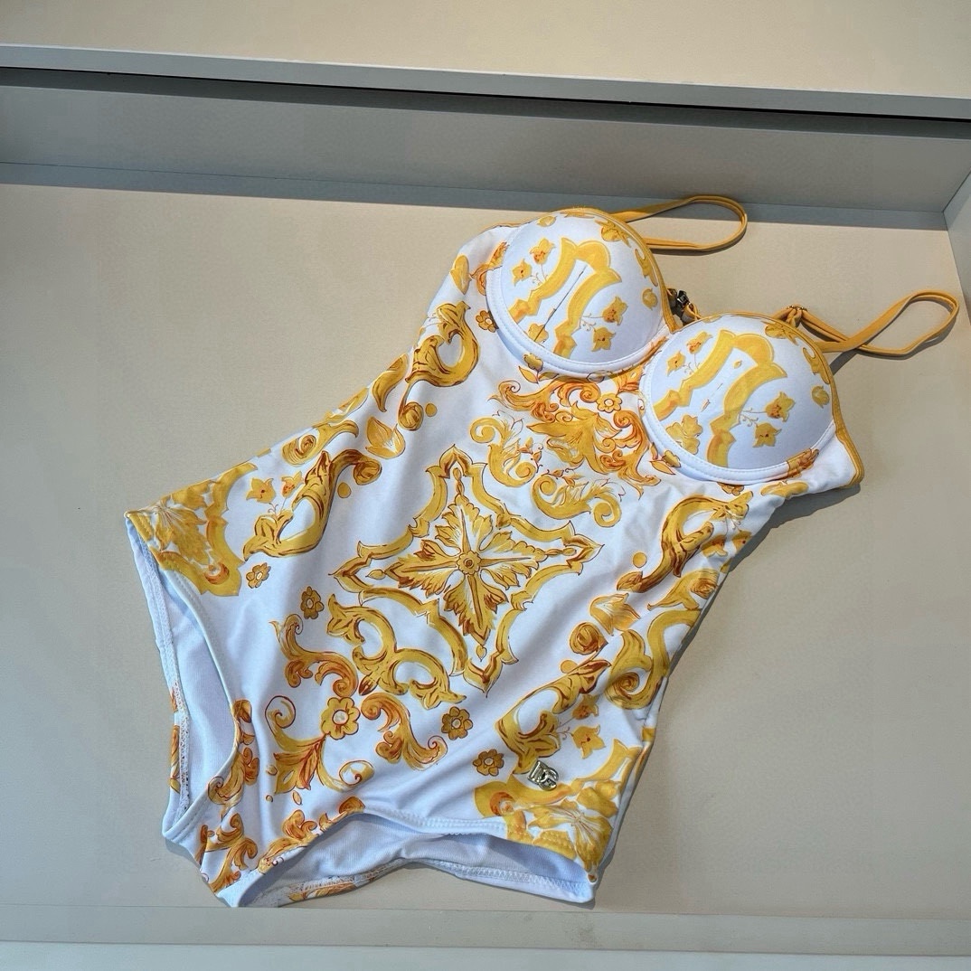  🆕
D&G连体带钢圈泳衣👙❤️😍🥰适合多种场景的游泳衣🏊‍♀️海边 游泳池 温泉 水上乐园 漂流都可以