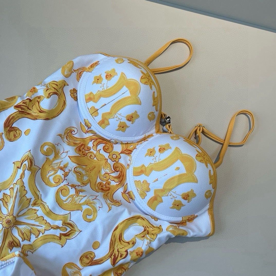  🆕
D&G连体带钢圈泳衣👙❤️😍🥰适合多种场景的游泳衣🏊‍♀️海边 游泳池 温泉 水上乐园 漂流都可以