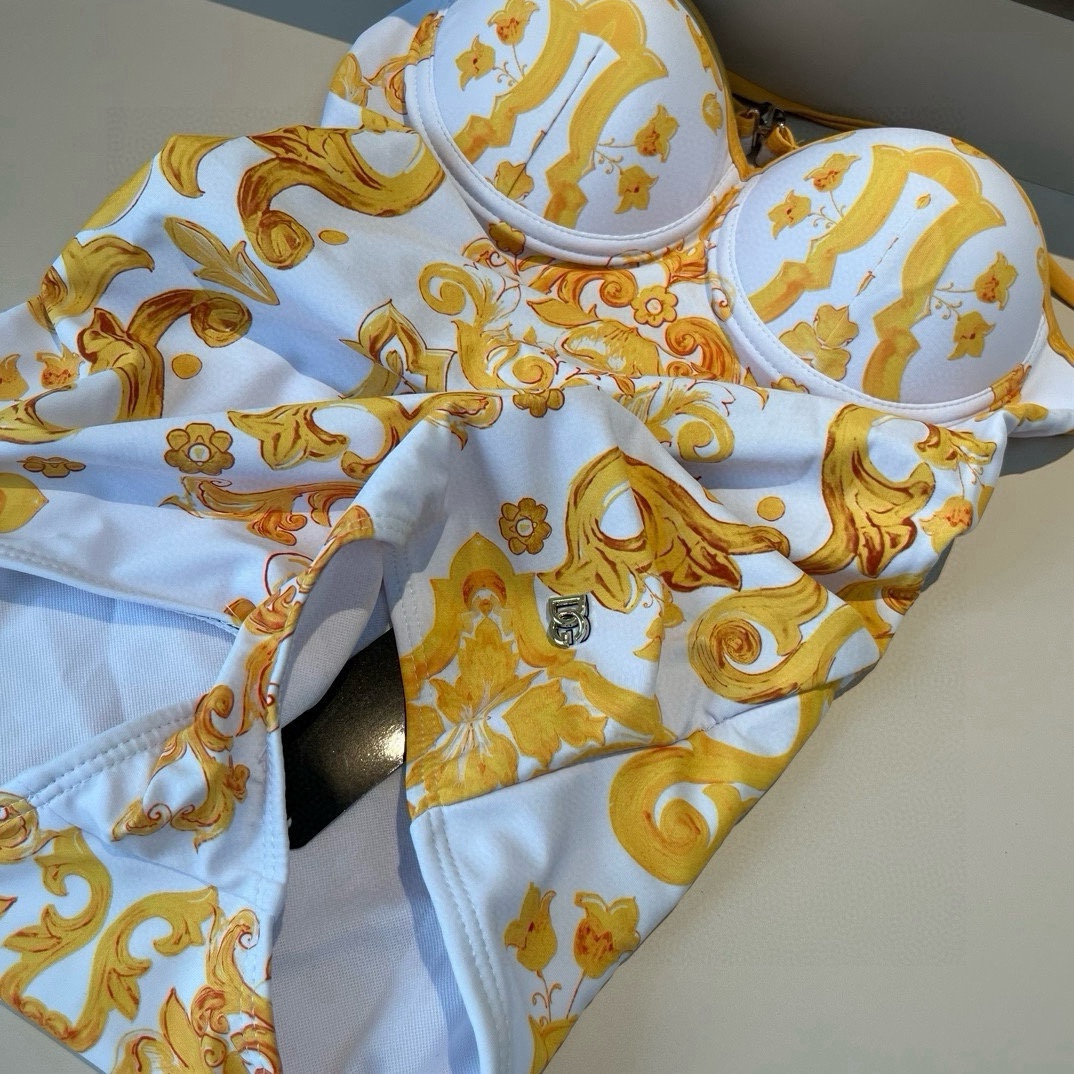  🆕
D&G连体带钢圈泳衣👙❤️😍🥰适合多种场景的游泳衣🏊‍♀️海边 游泳池 温泉 水上乐园 漂流都可以