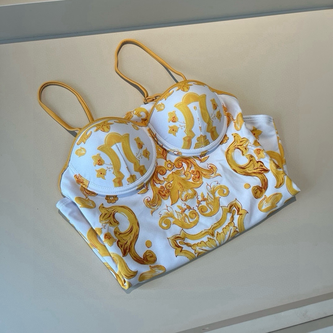  🆕
D&G连体带钢圈泳衣👙❤️😍🥰适合多种场景的游泳衣🏊‍♀️海边 游泳池 温泉 水上乐园 漂流都可以