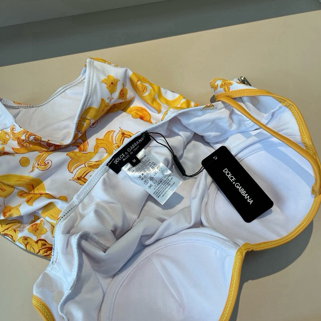  🆕
D&G连体带钢圈泳衣👙❤️😍🥰适合多种场景的游泳衣🏊‍♀️海边 游泳池 温泉 水上乐园 漂流都可以