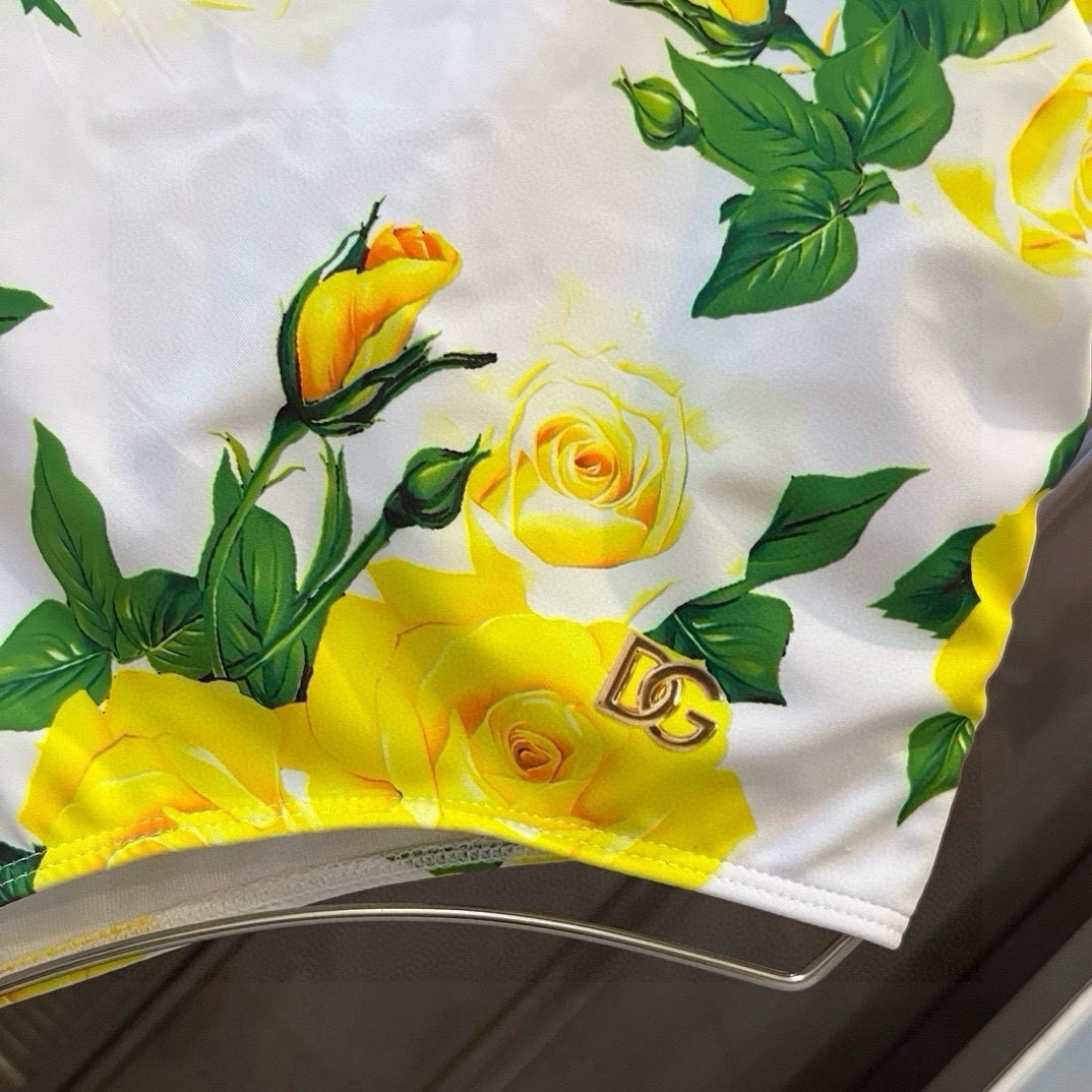  🆕

DG新款高弹力健身瑜伽服运动套装~塑腰小背心（带胸垫）+修身提臀显瘦打底裤脚          