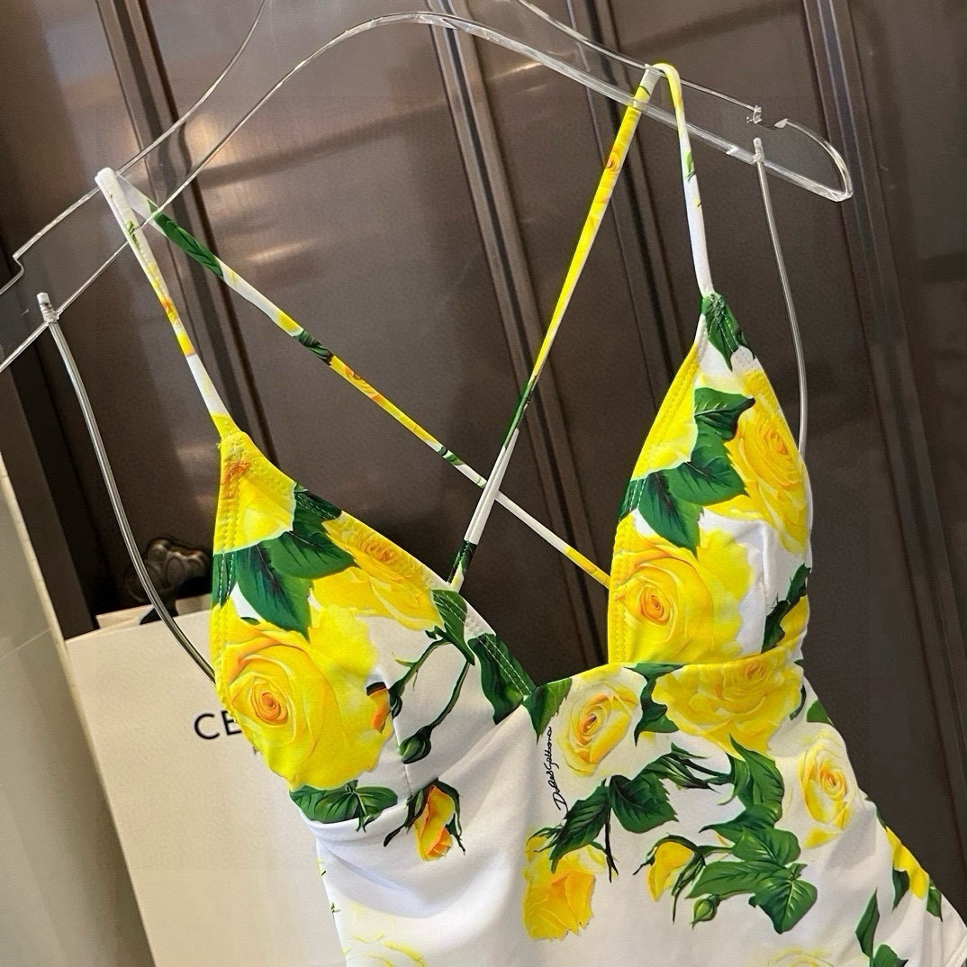  🆕

DG新款高弹力健身瑜伽服运动套装~塑腰小背心（带胸垫）+修身提臀显瘦打底裤脚          