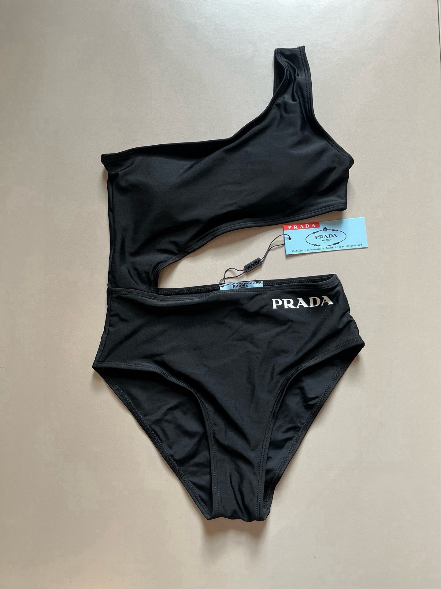  🆕
PRADA普拉达新款连体泳衣  ，小心机设计，😍🥰适合多种场景的游泳衣🏊‍♀️海边 游泳池 温泉 